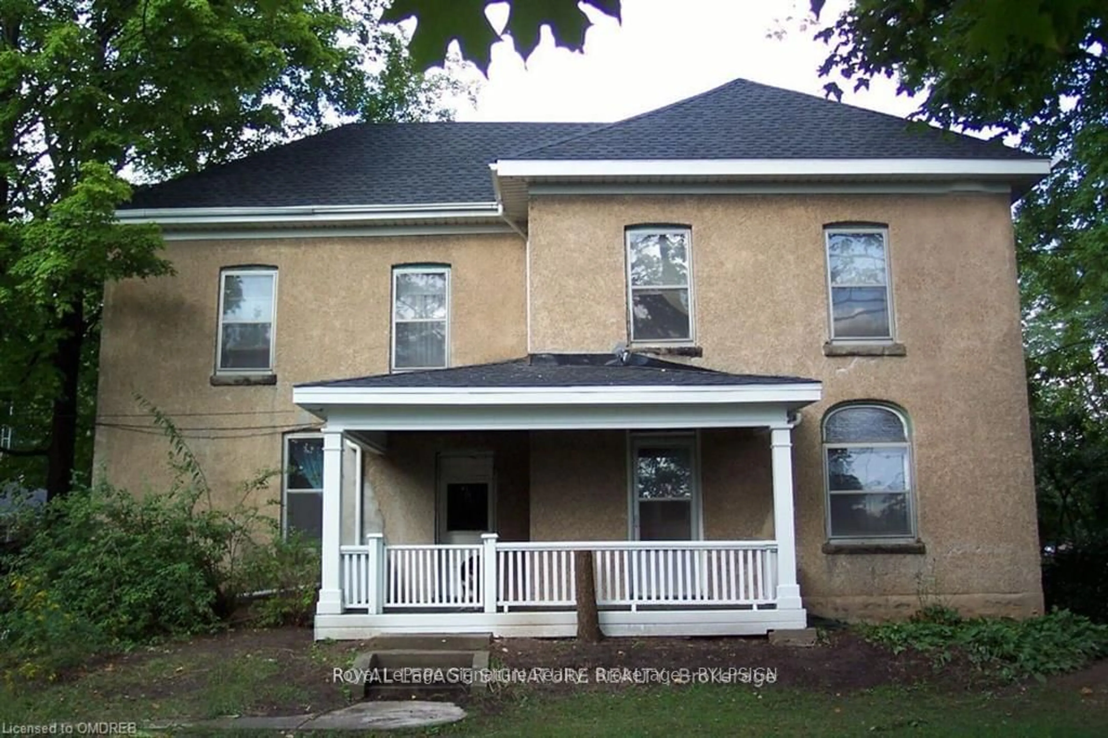 Frontside or backside of a home, the front or back of building for 1592 CENTRE Rd, Hamilton Ontario L8N 2Z7