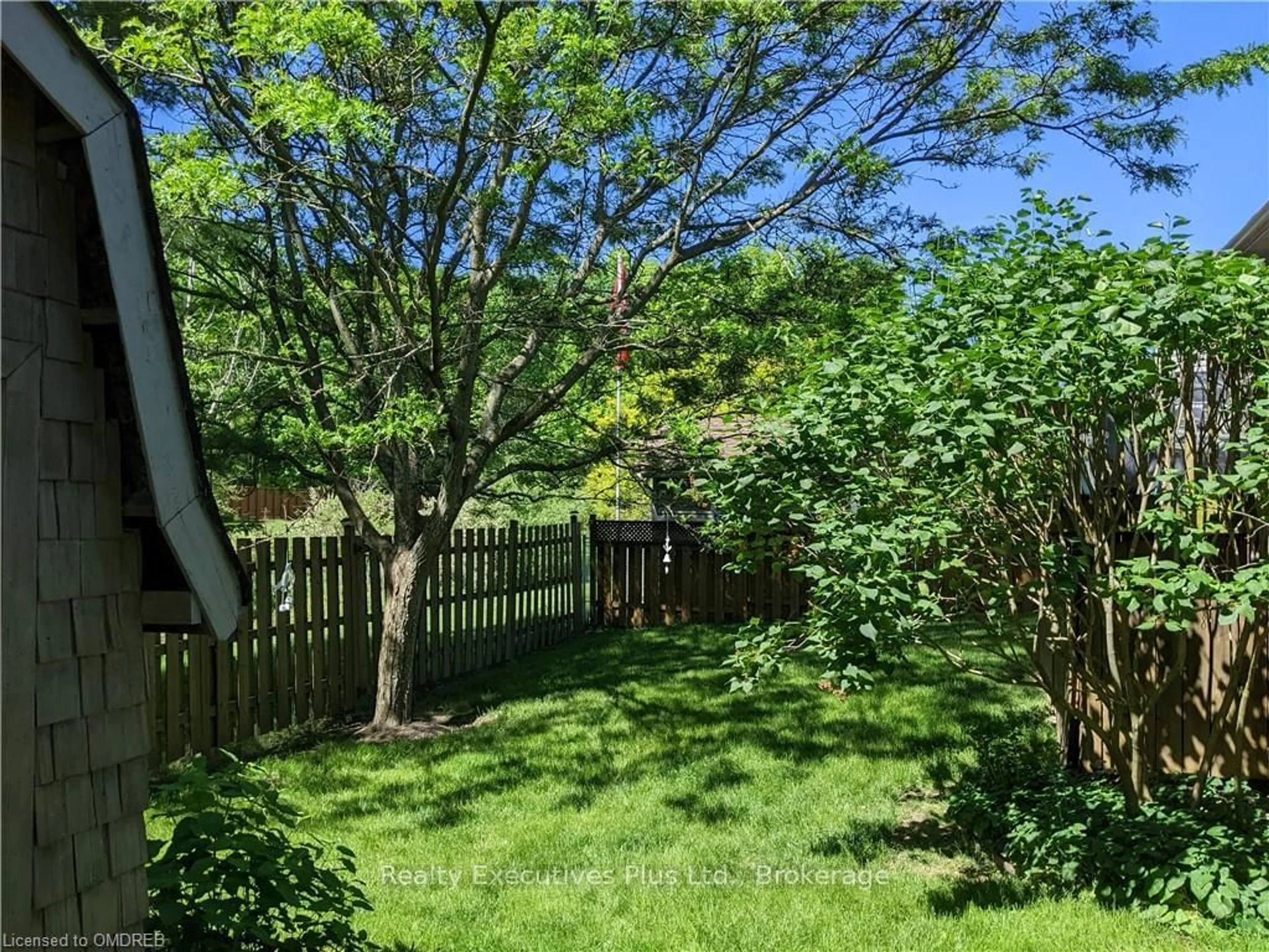 Patio, the fenced backyard for 107 MADISON Crt, Welland Ontario L3G 7G1