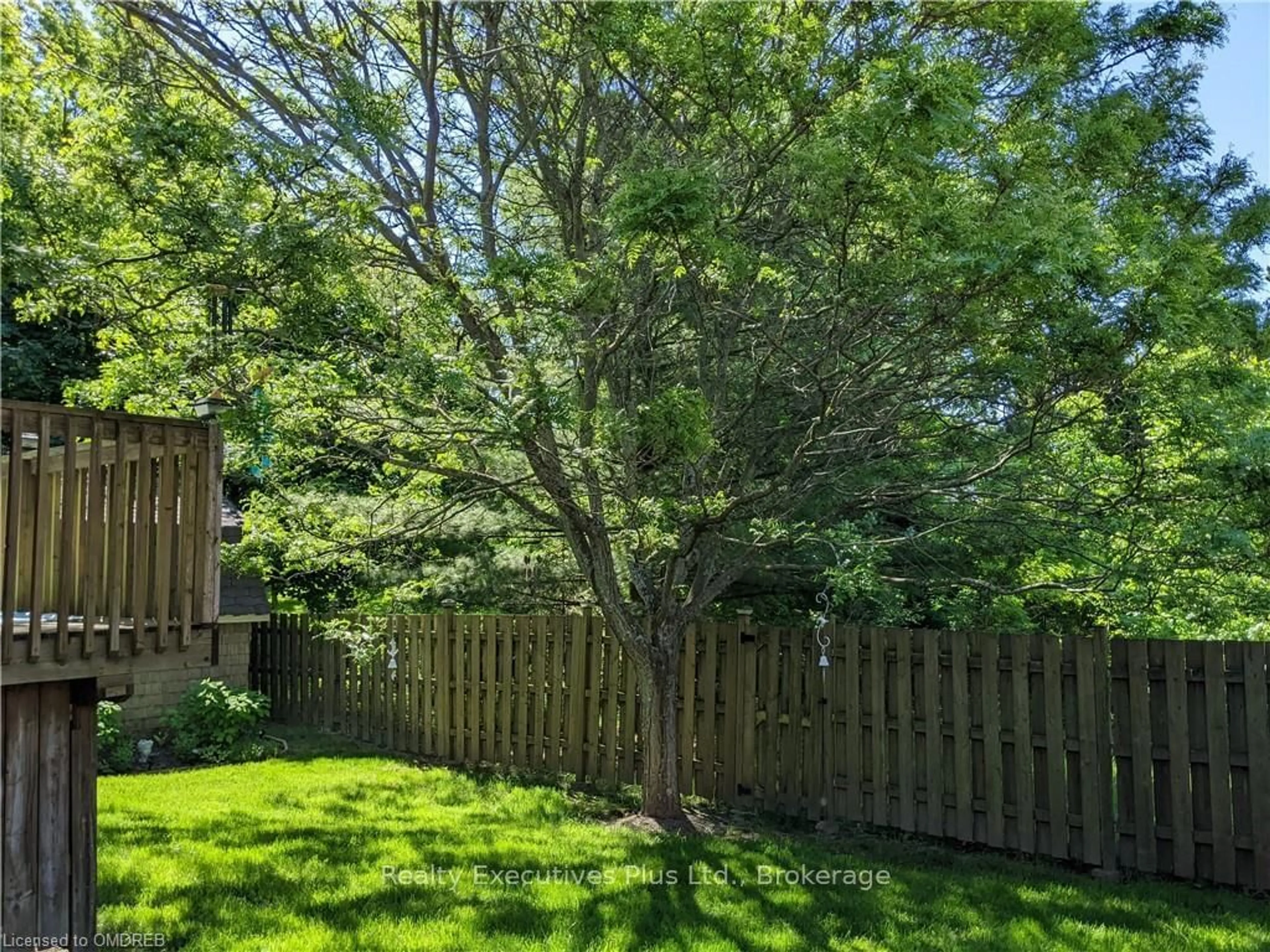 Frontside or backside of a home, the fenced backyard for 107 MADISON Crt, Welland Ontario L3G 7G1