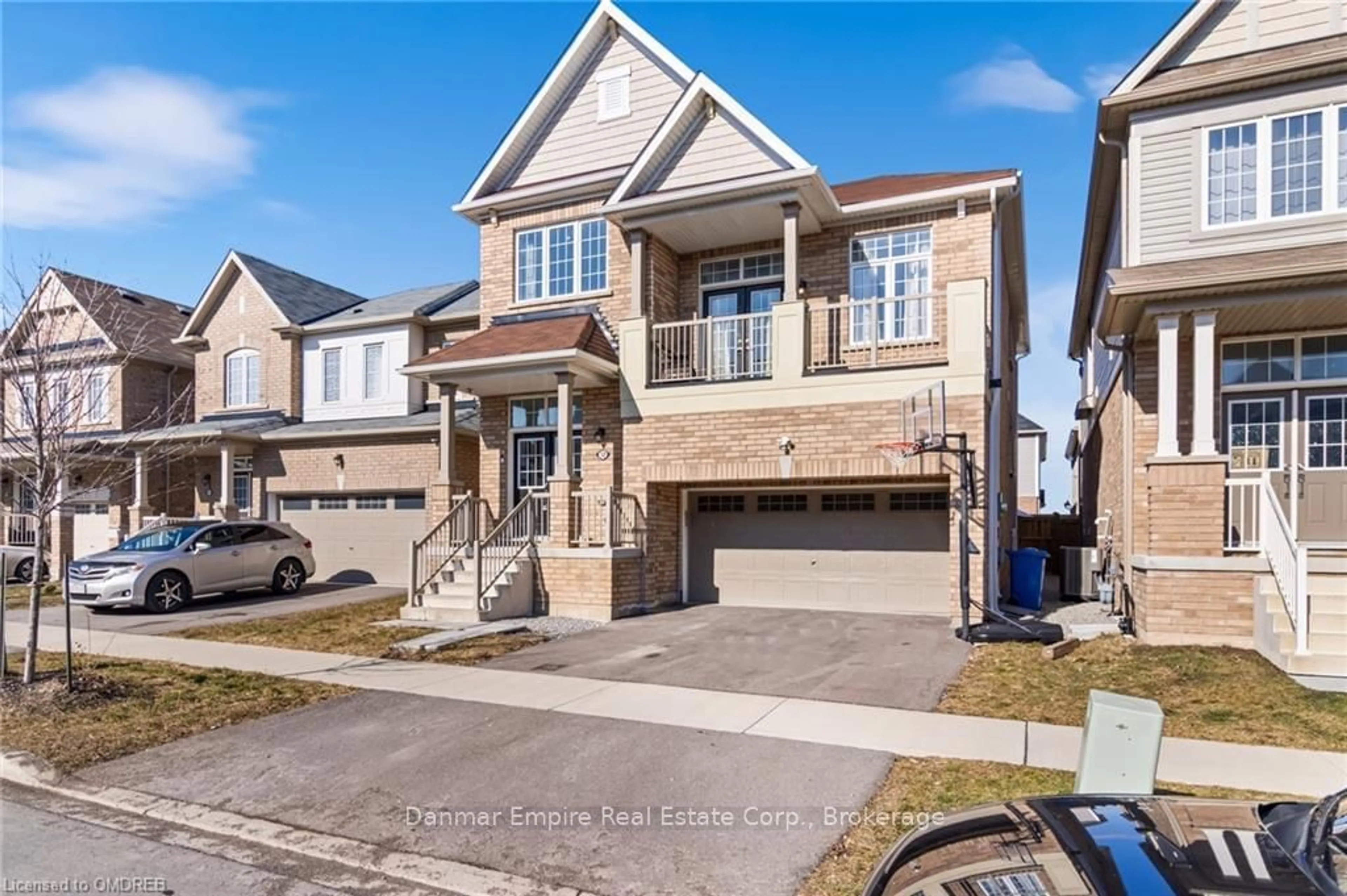 A pic from exterior of the house or condo, the street view for 32 DOREEN DRIVE Dr, Thorold Ontario L3B 5N5