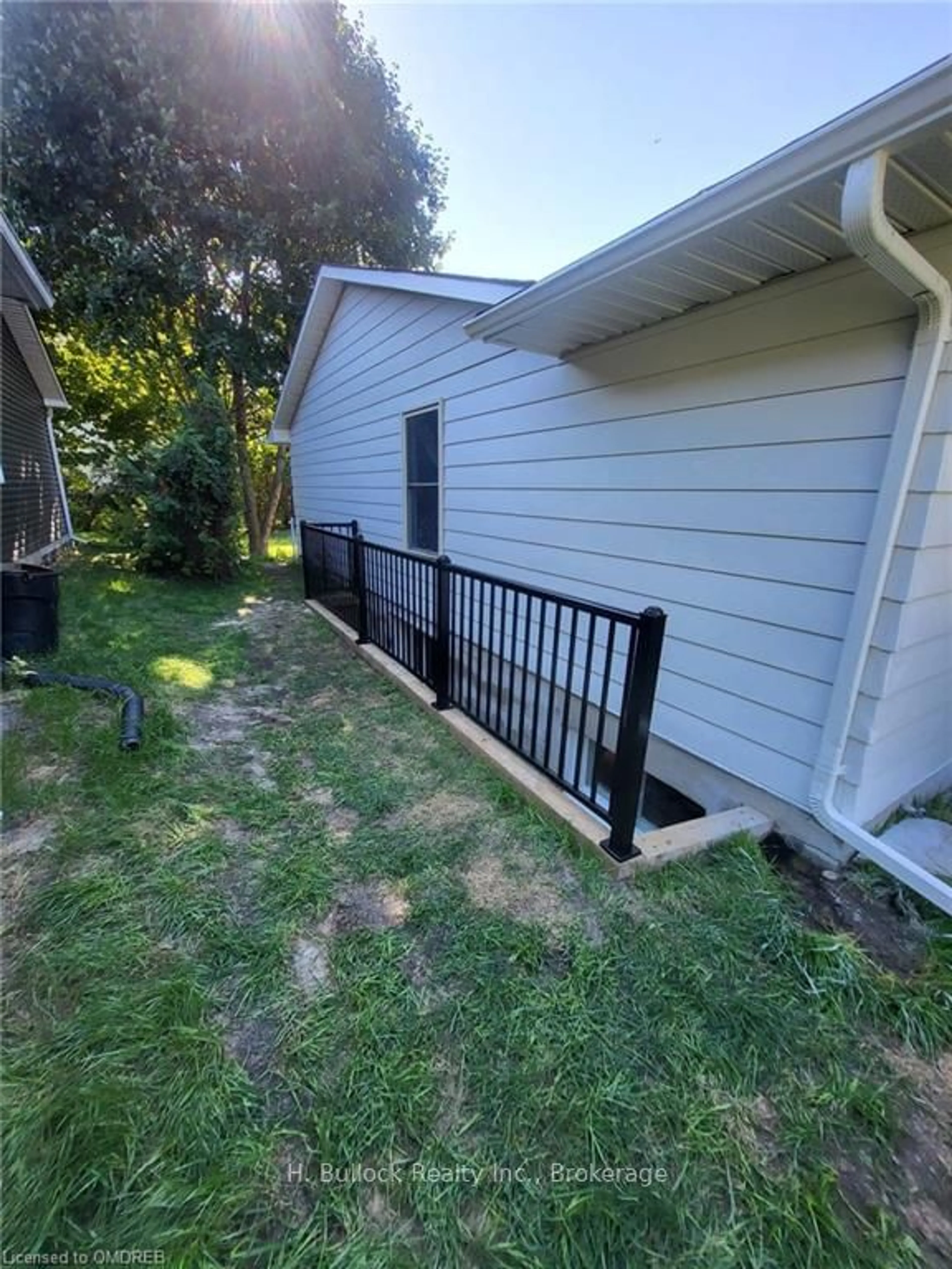 Frontside or backside of a home, the fenced backyard for 3336 KODIAK St, Hunt Club - South Keys and Area Ontario K1V 7S8