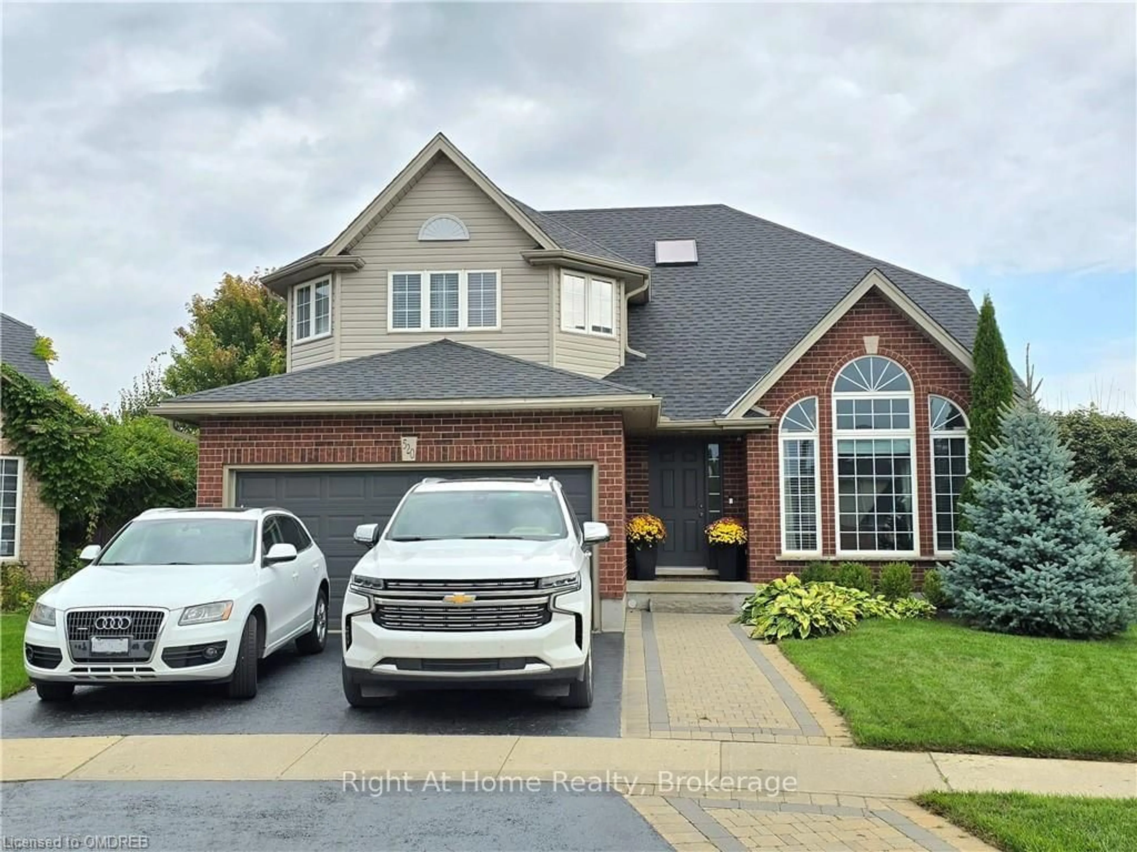 Frontside or backside of a home, the street view for 520 PINE HOLLOW Crt, Kitchener Ontario N2R 1T3