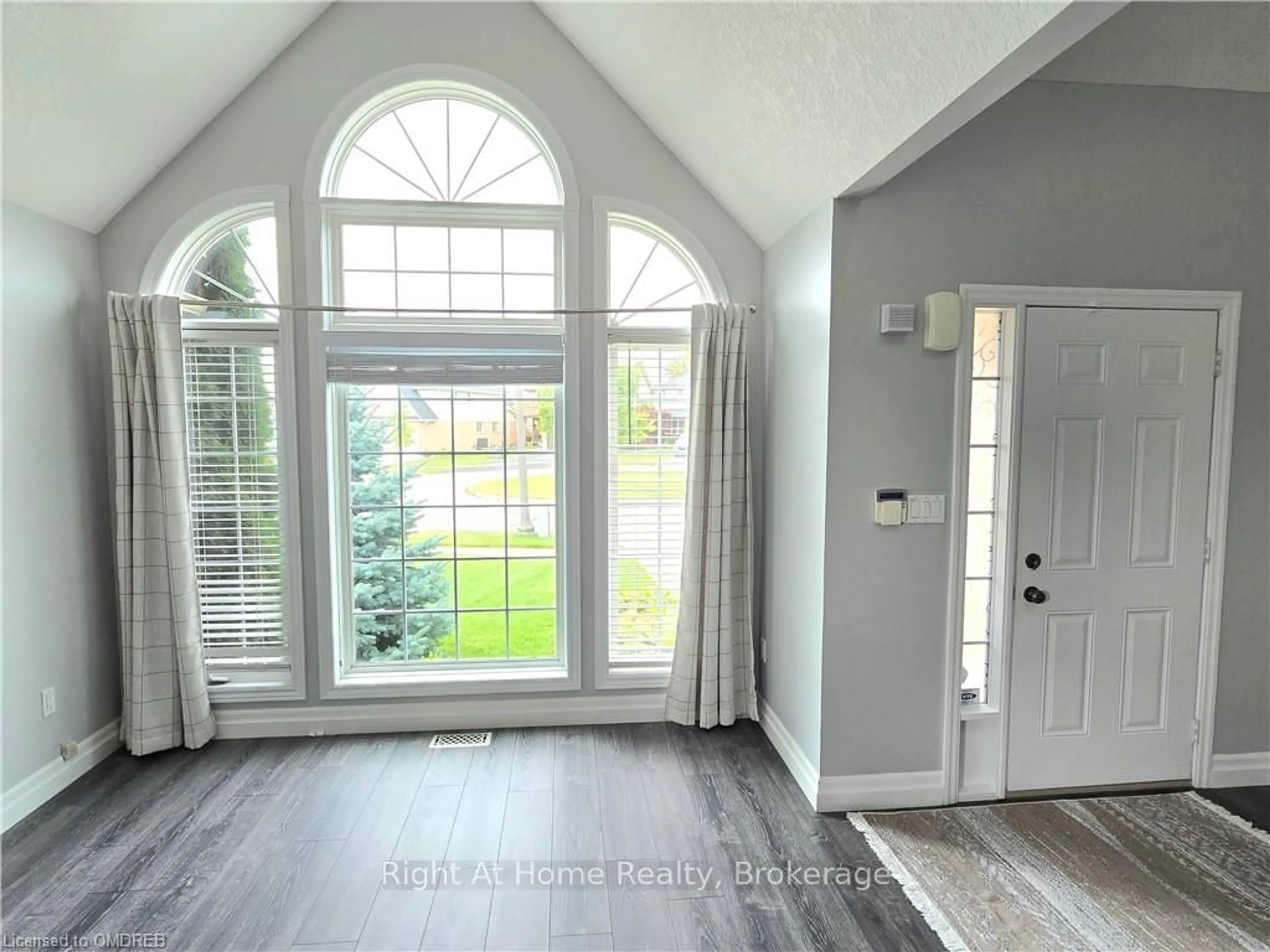 Indoor entryway, wood floors for 520 PINE HOLLOW Crt, Kitchener Ontario N2R 1T3