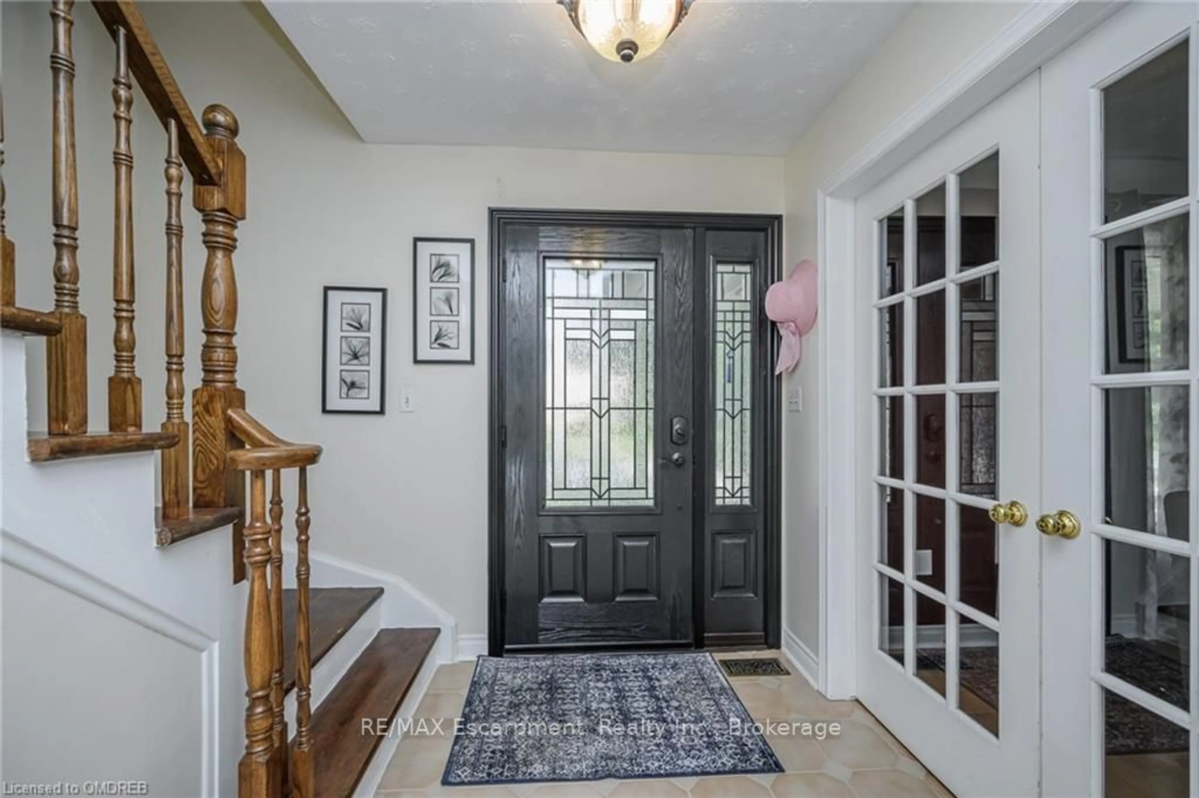 Indoor entryway, wood floors for 7102 BURBANK Cres, Niagara Falls Ontario L2J 4E7