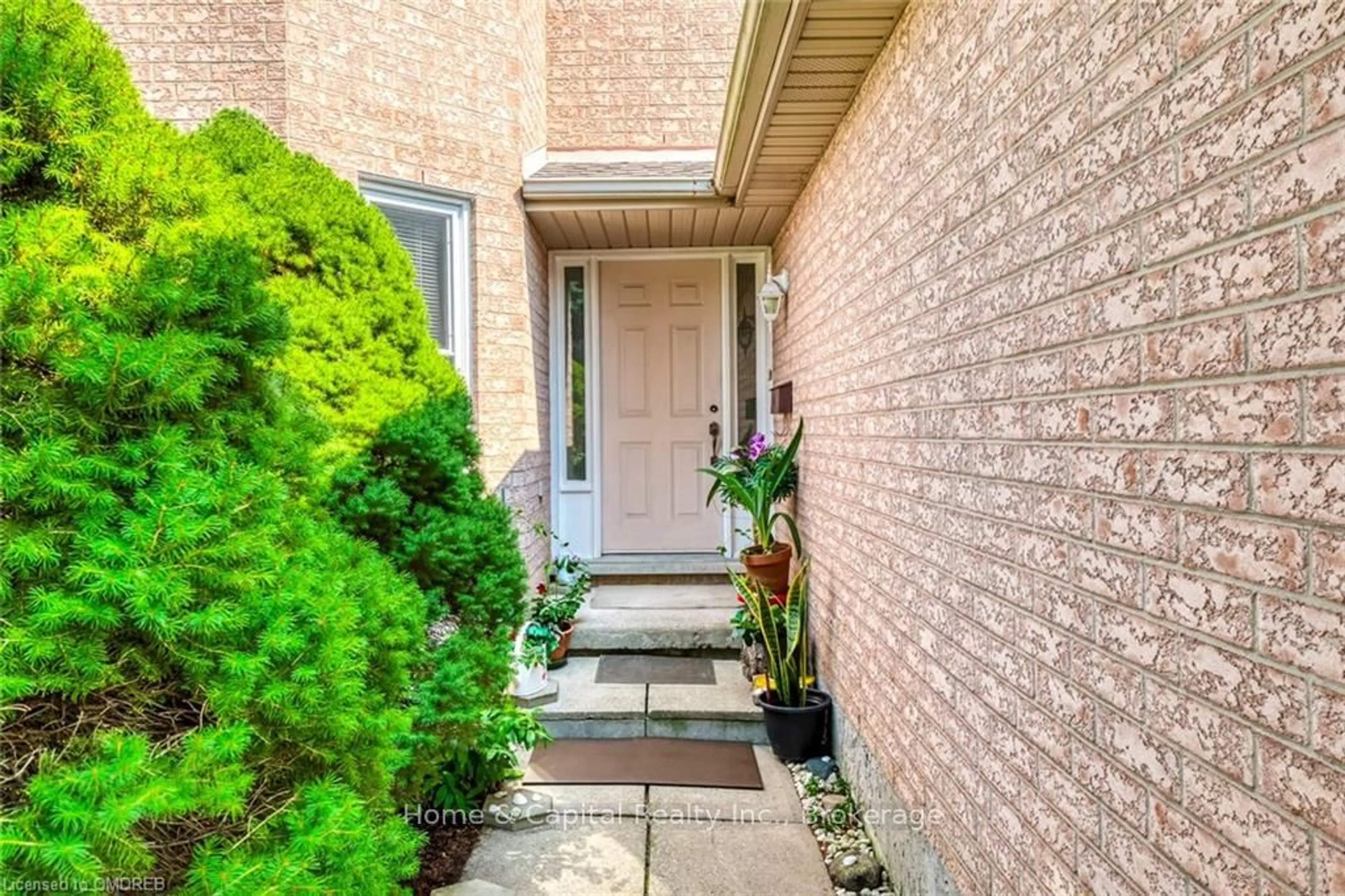 Indoor entryway for 24 WESTLAND St, St. Catharines Ontario L2S 3W9