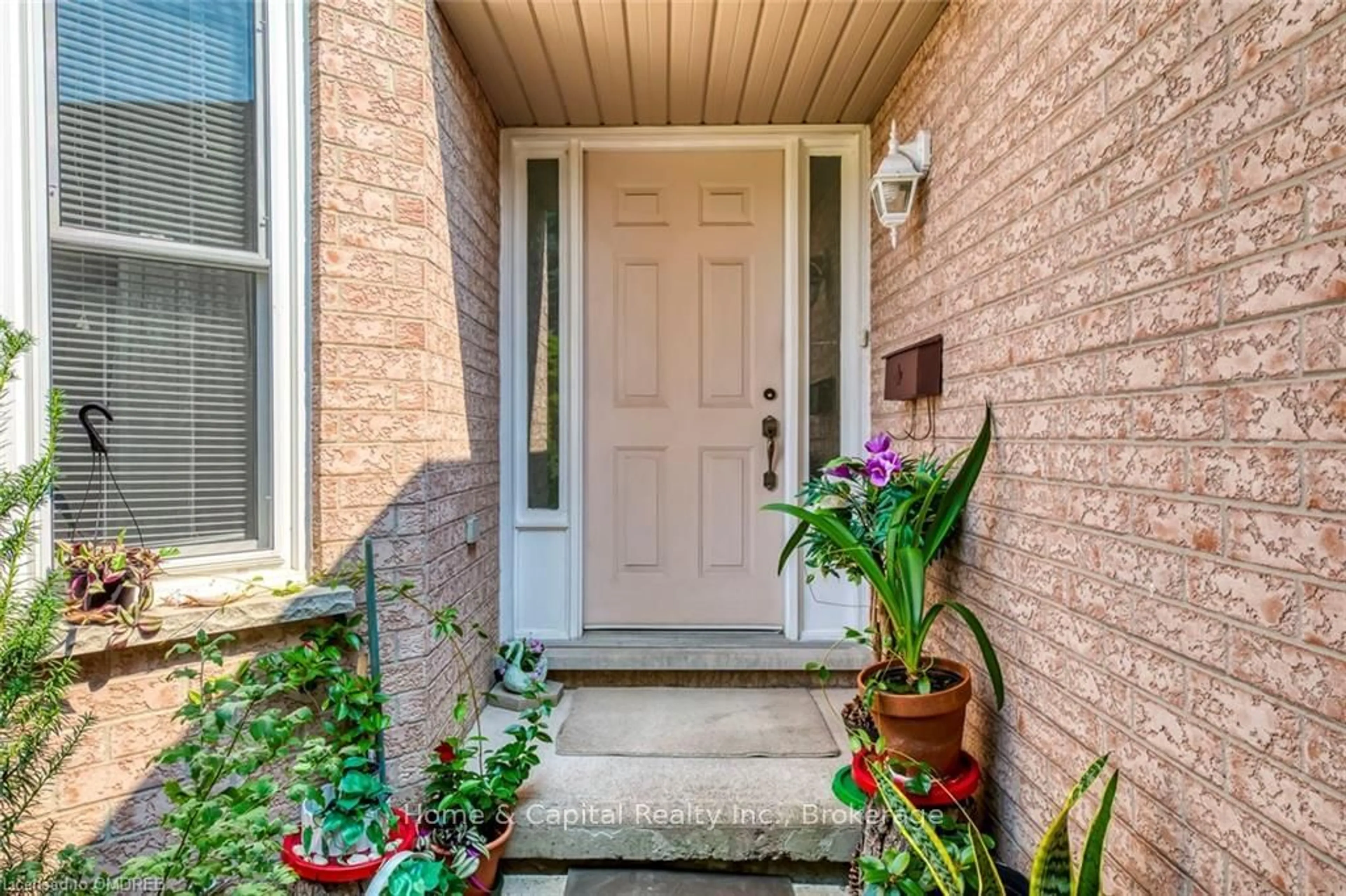 Indoor entryway, wood floors for 24 WESTLAND St, St. Catharines Ontario L2S 3W9