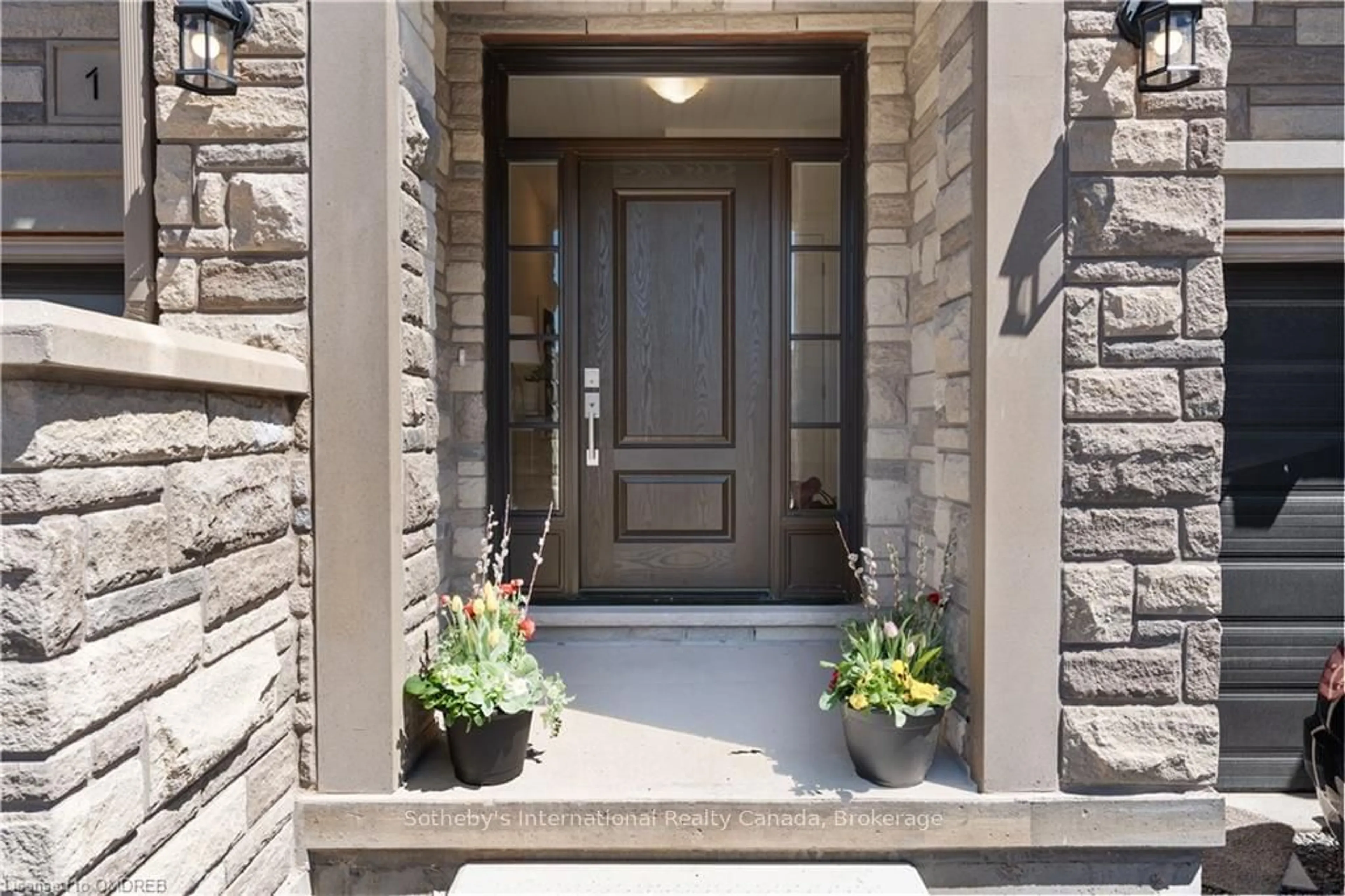 Indoor entryway, wood floors for 675 VICTORIA Rd #12, Guelph Ontario N1E 0S9