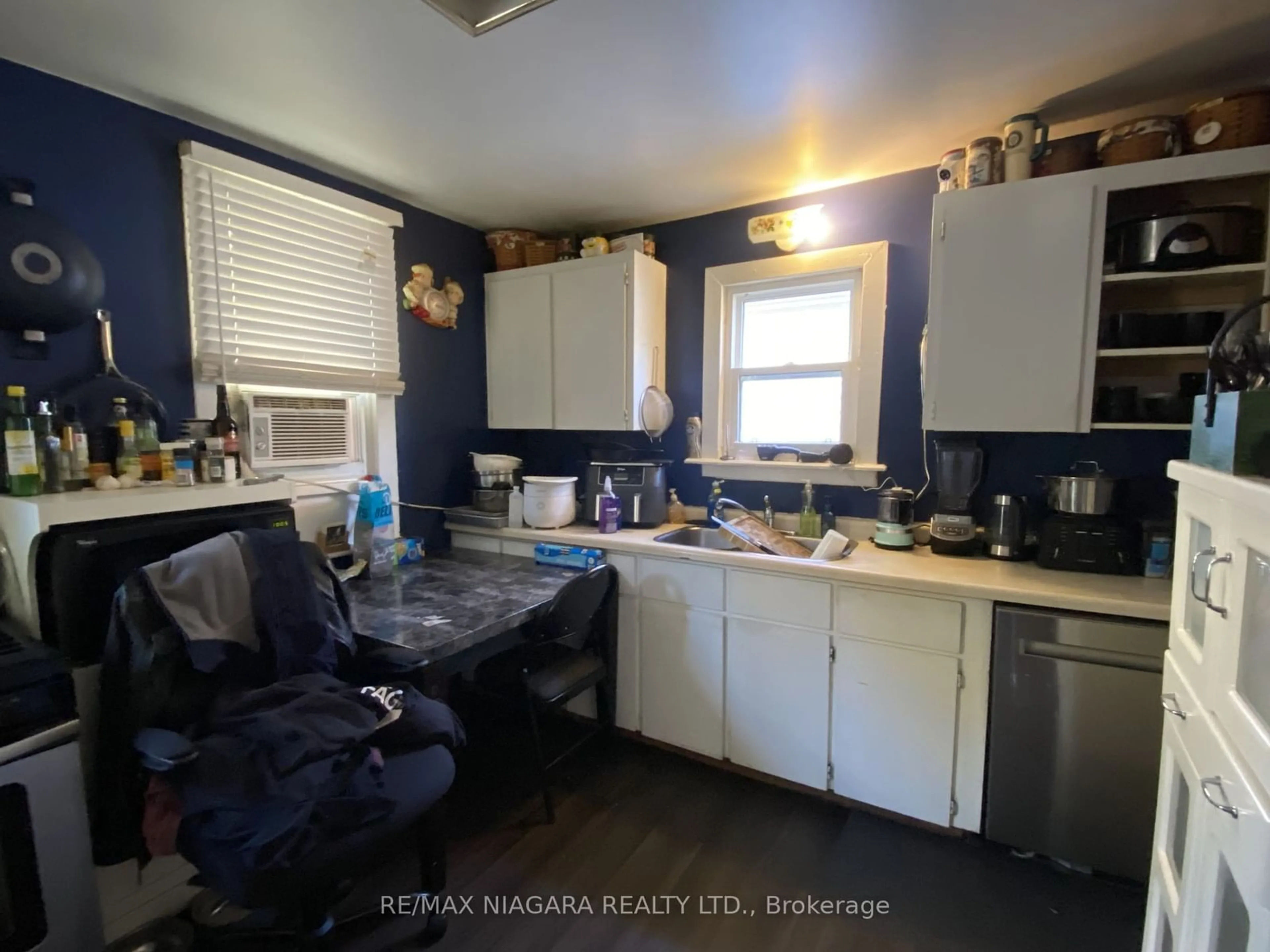 Standard kitchen, cottage for 84 Waterloo St, Fort Erie Ontario L2A 3J7