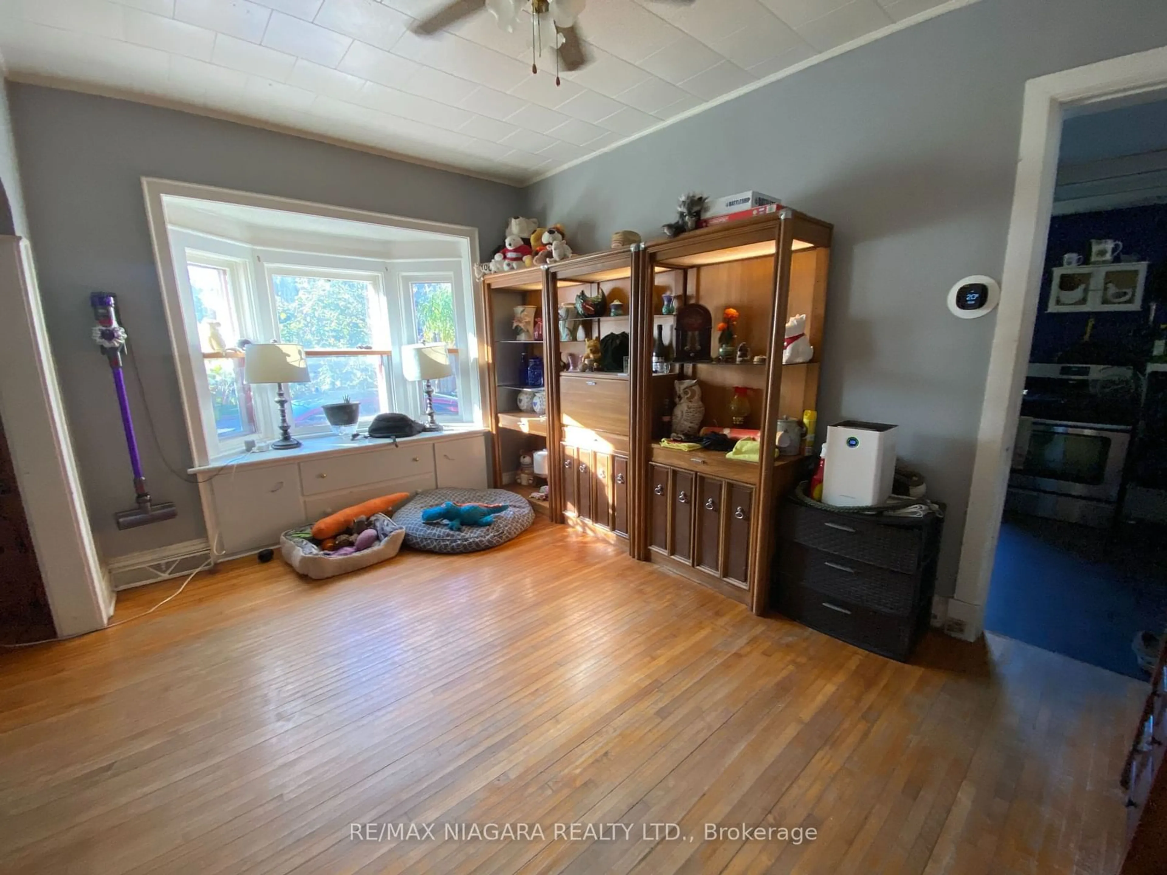 A pic of a room, wood floors for 84 Waterloo St, Fort Erie Ontario L2A 3J7