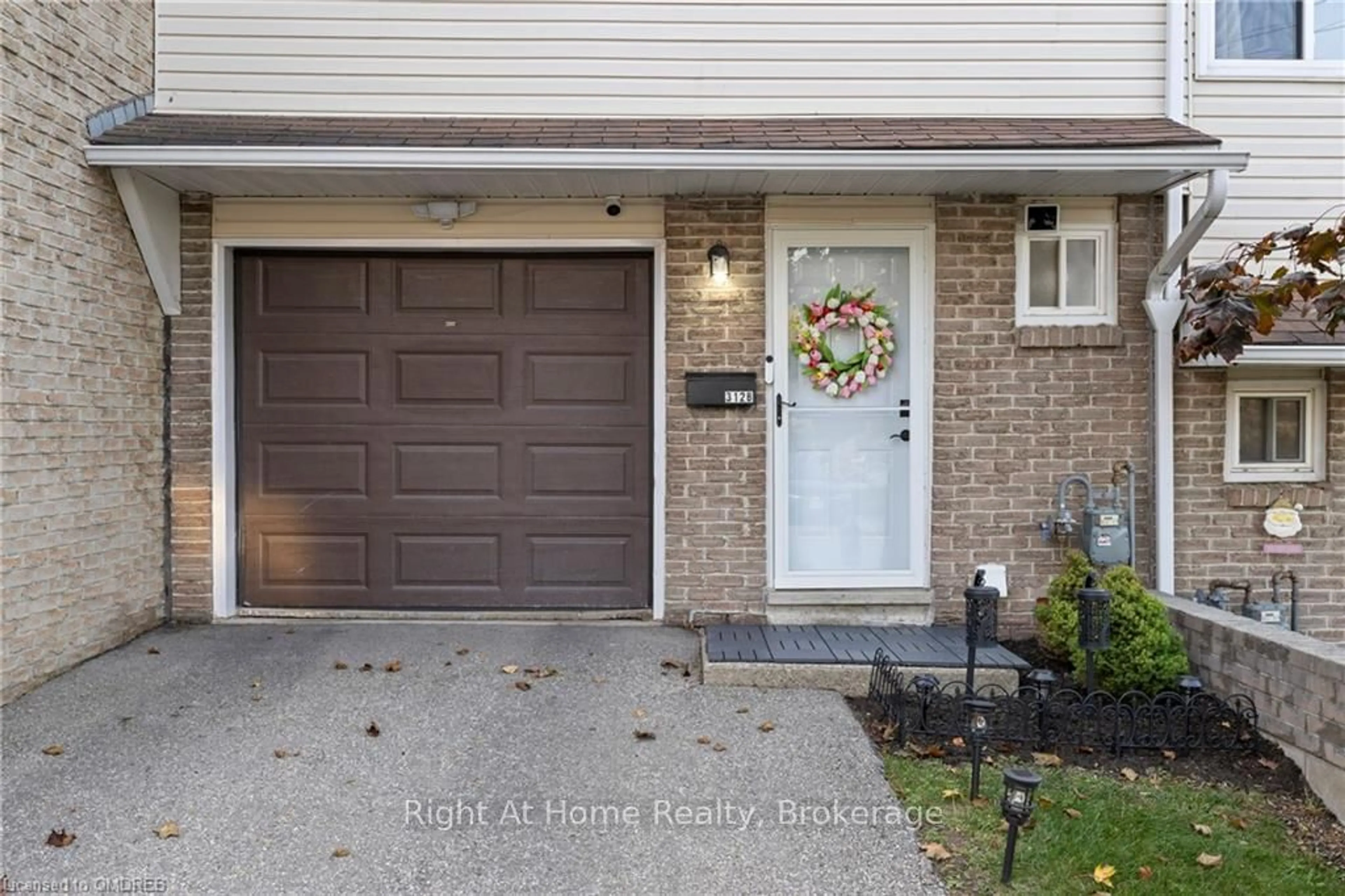 A pic from exterior of the house or condo, cottage for 312B BLUEVALE St, Waterloo Ontario N2J 4G3