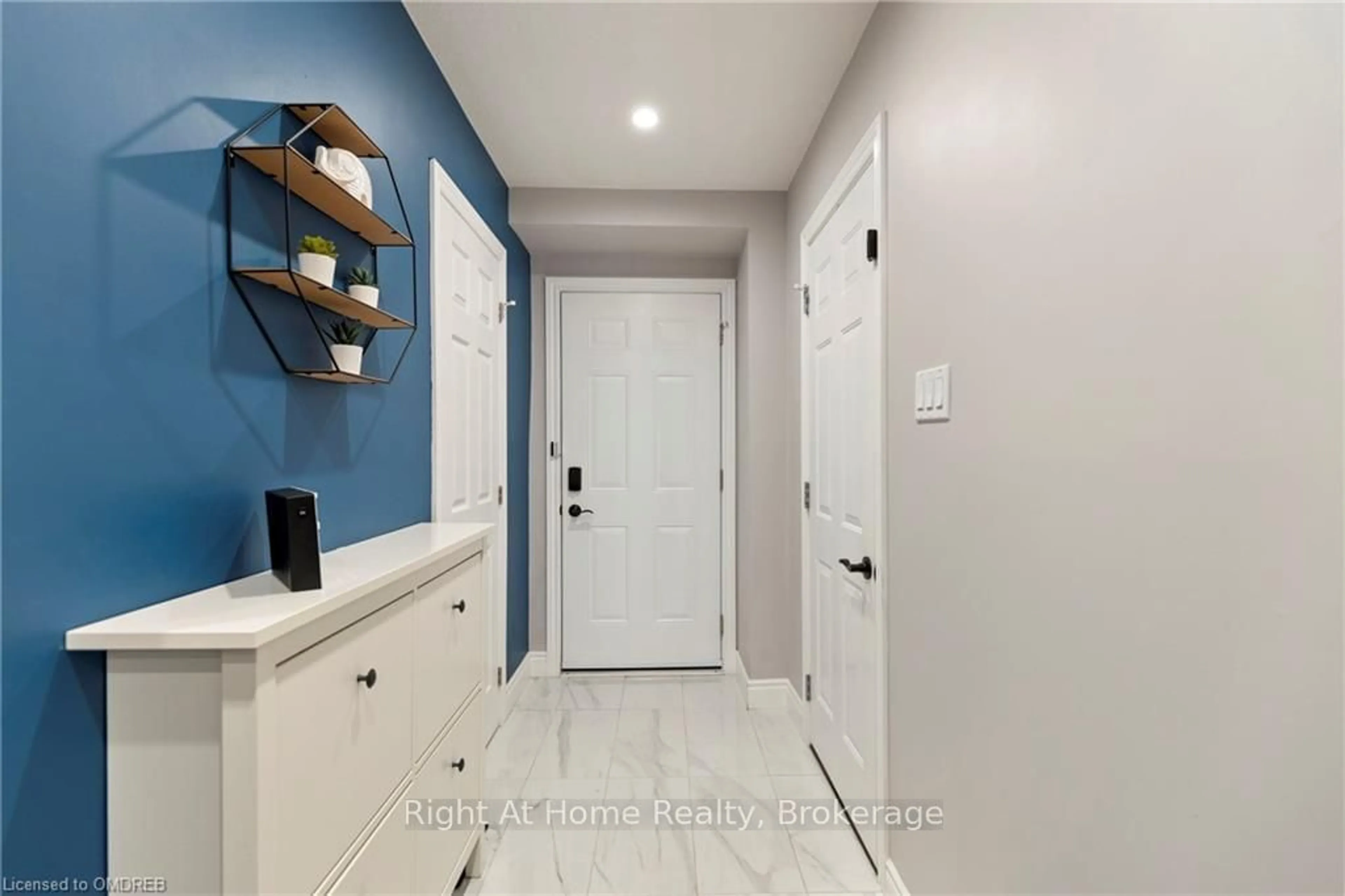 Indoor entryway, wood floors for 312B BLUEVALE St, Waterloo Ontario N2J 4G3