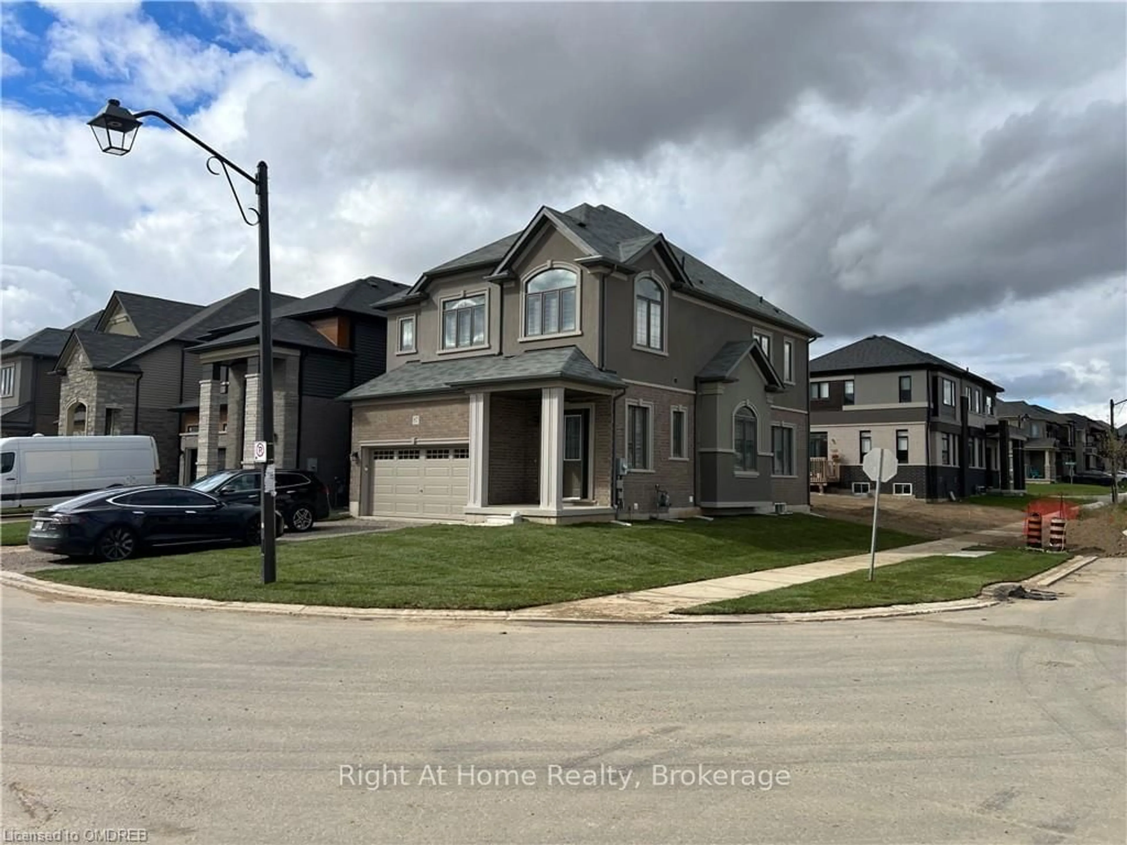 Frontside or backside of a home, the street view for 87 HITCHMAN St, Brant Ontario N3L 0M1