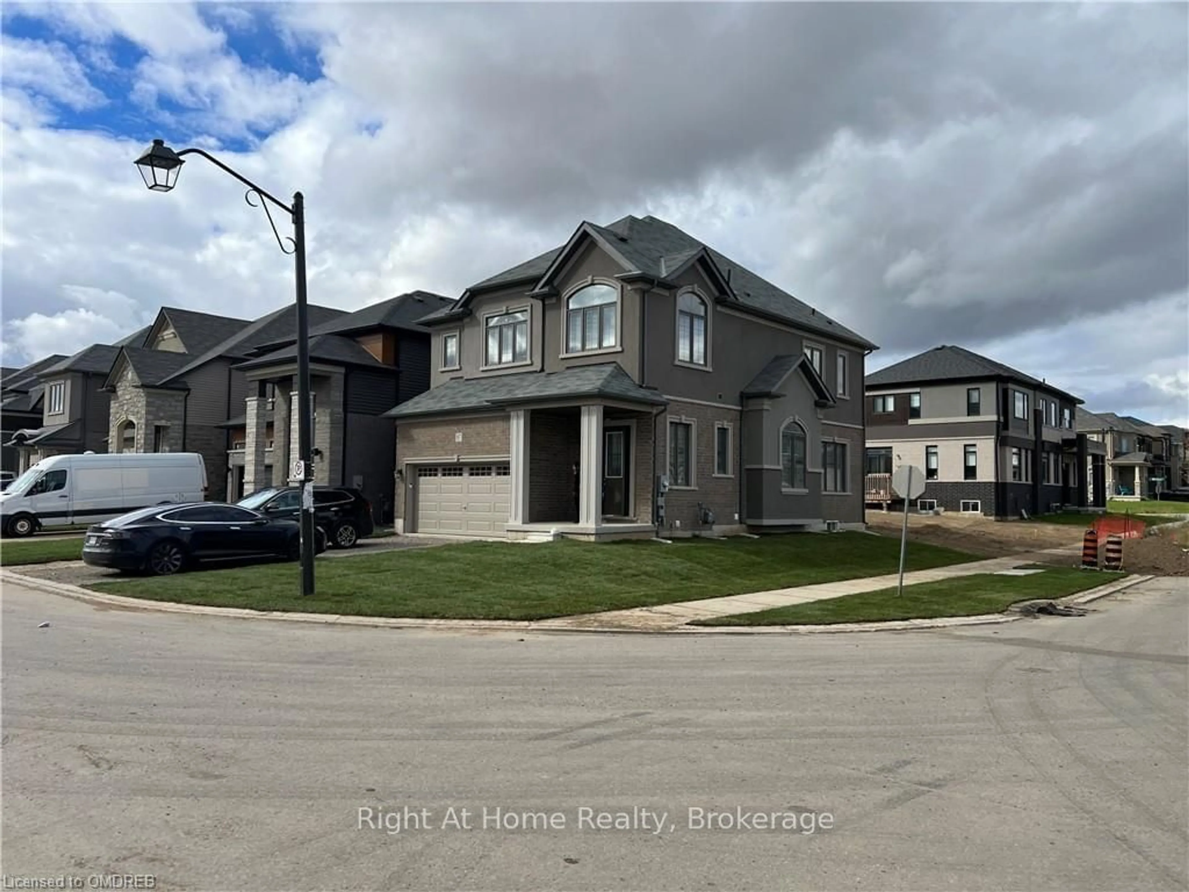 Frontside or backside of a home, the street view for 87 HITCHMAN St, Brant Ontario N3L 0M1