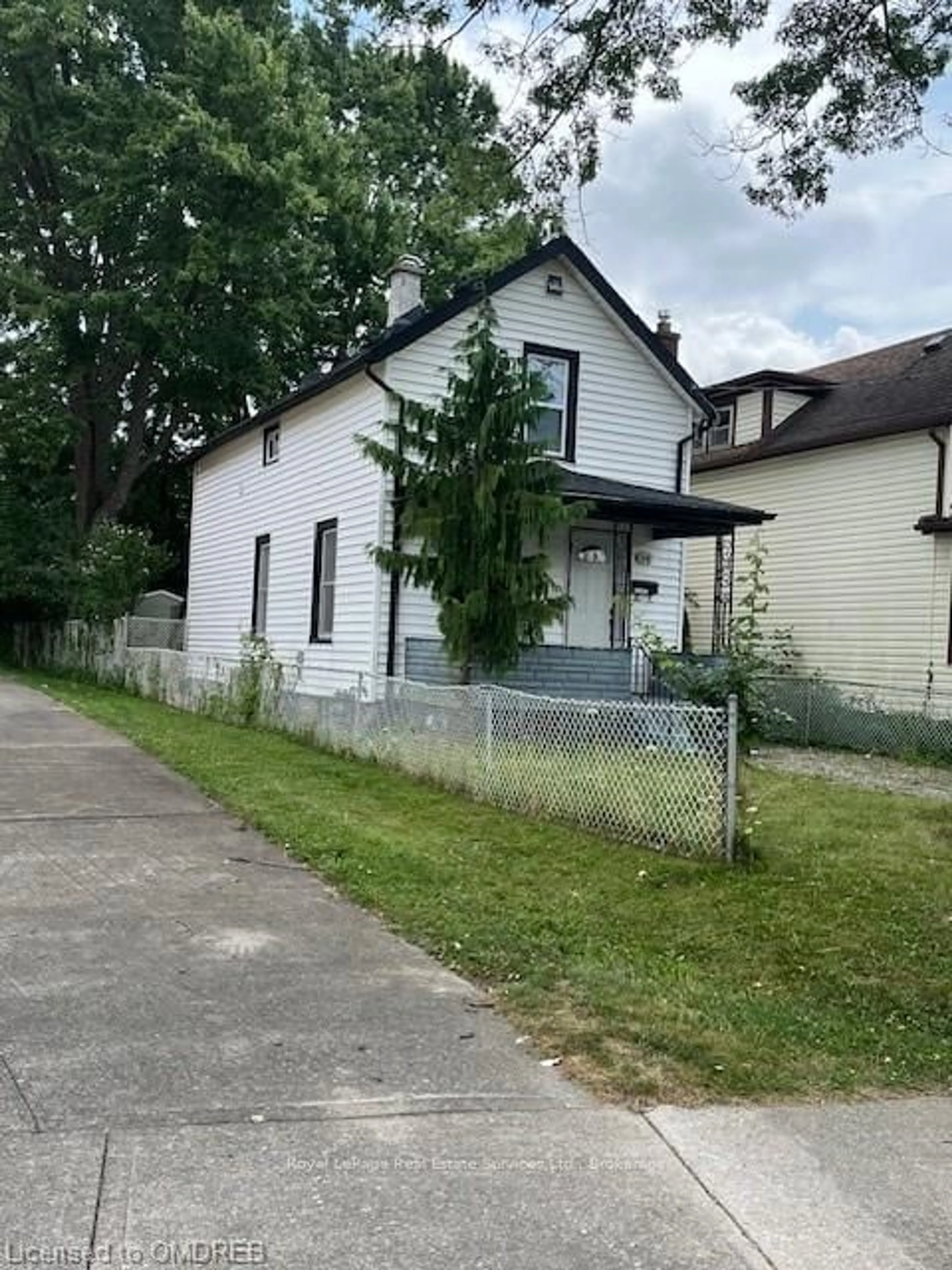 Frontside or backside of a home, the street view for 84 EMPIRE St, Welland Ontario L3B 2L4