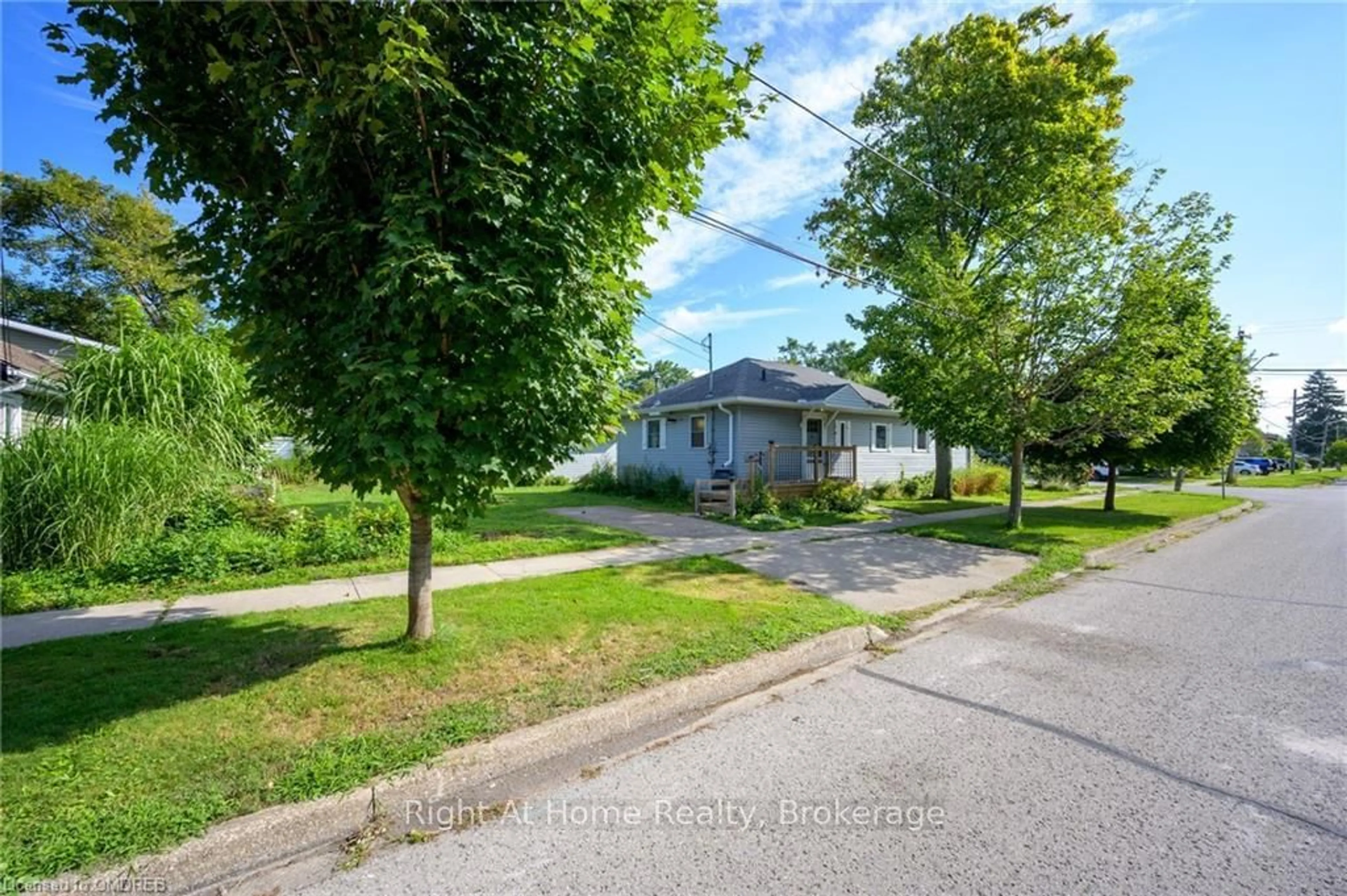 A pic from exterior of the house or condo, the street view for 265 DOVERCOURT Rd, Fort Erie Ontario L0S 1B0