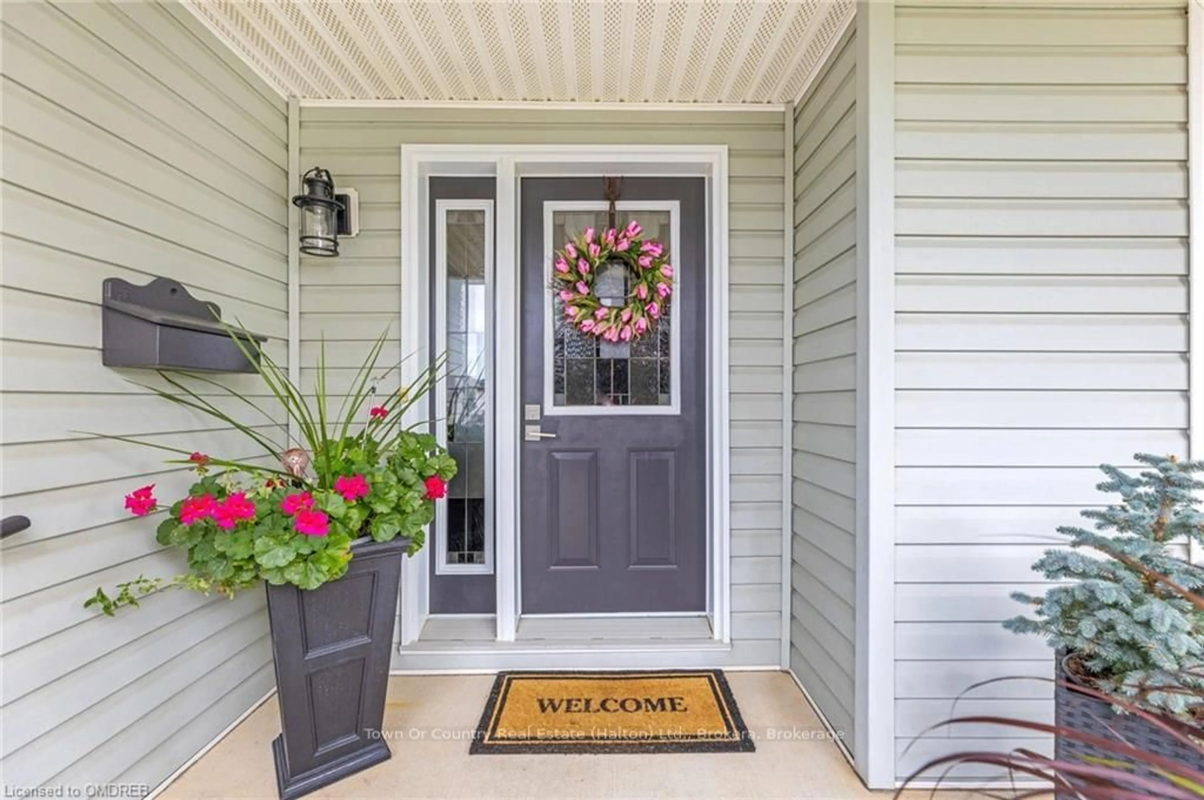 Indoor entryway, wood floors for 145 GLENARIFF Dr, Hamilton Ontario L8B 1A5