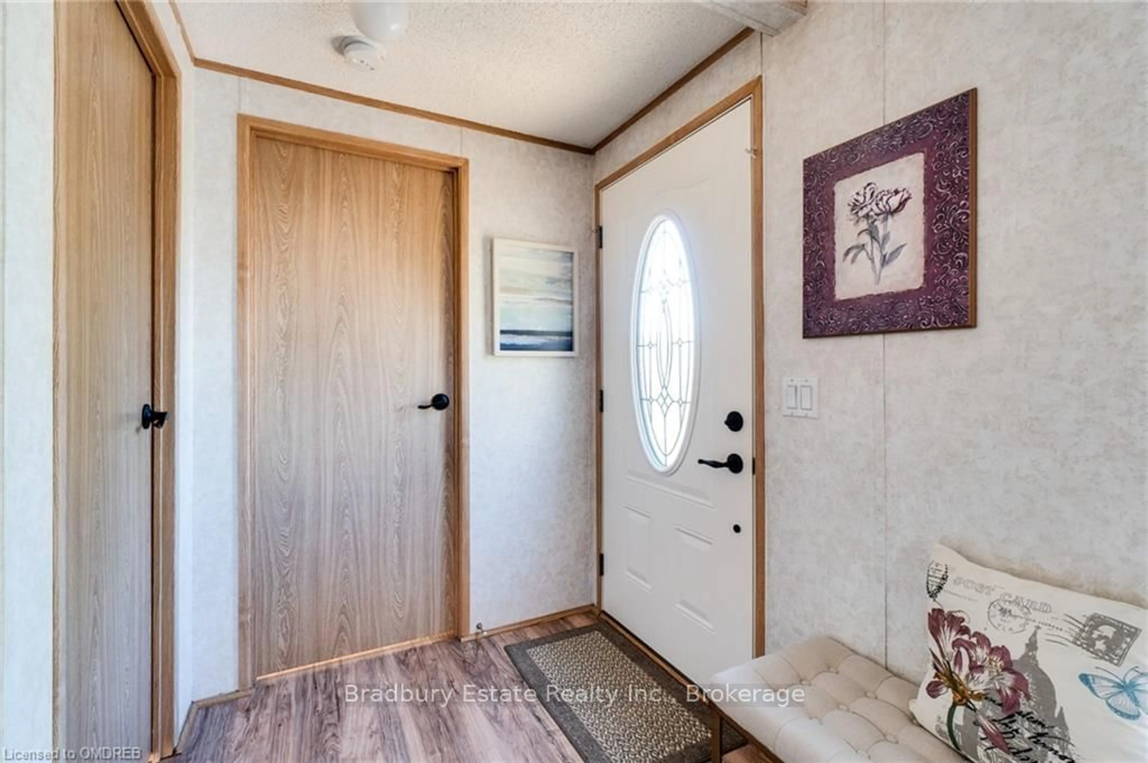 Indoor entryway, wood floors for 23 OLYMPIA AVENUE PVT Ave, Puslinch Ontario N1H 6H9