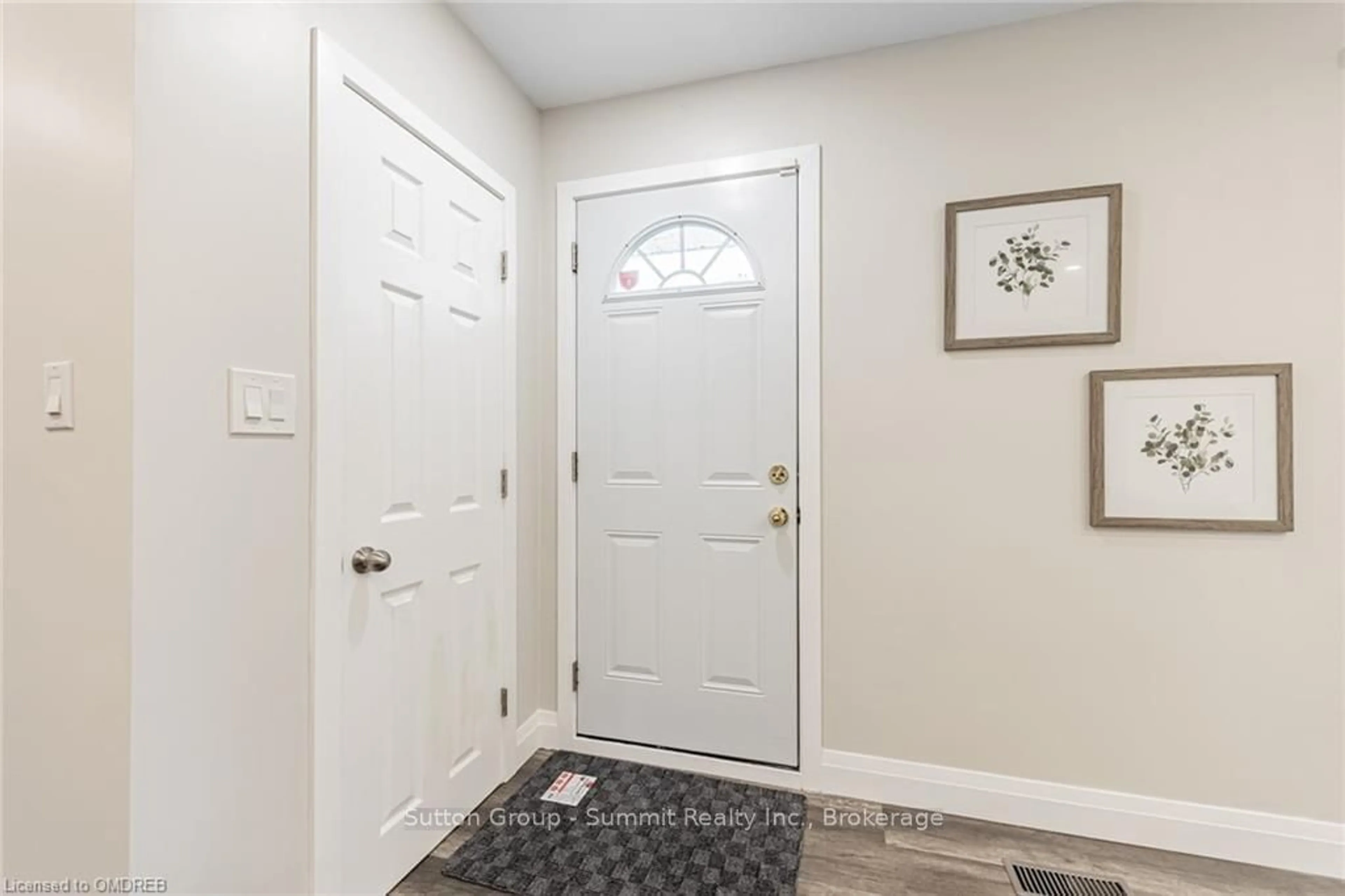 Indoor entryway, wood floors for 173 WEST 32ND St, Hamilton Ontario L9C 5H1