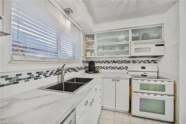 Additional property image - 1110 GARTH St Unit 11