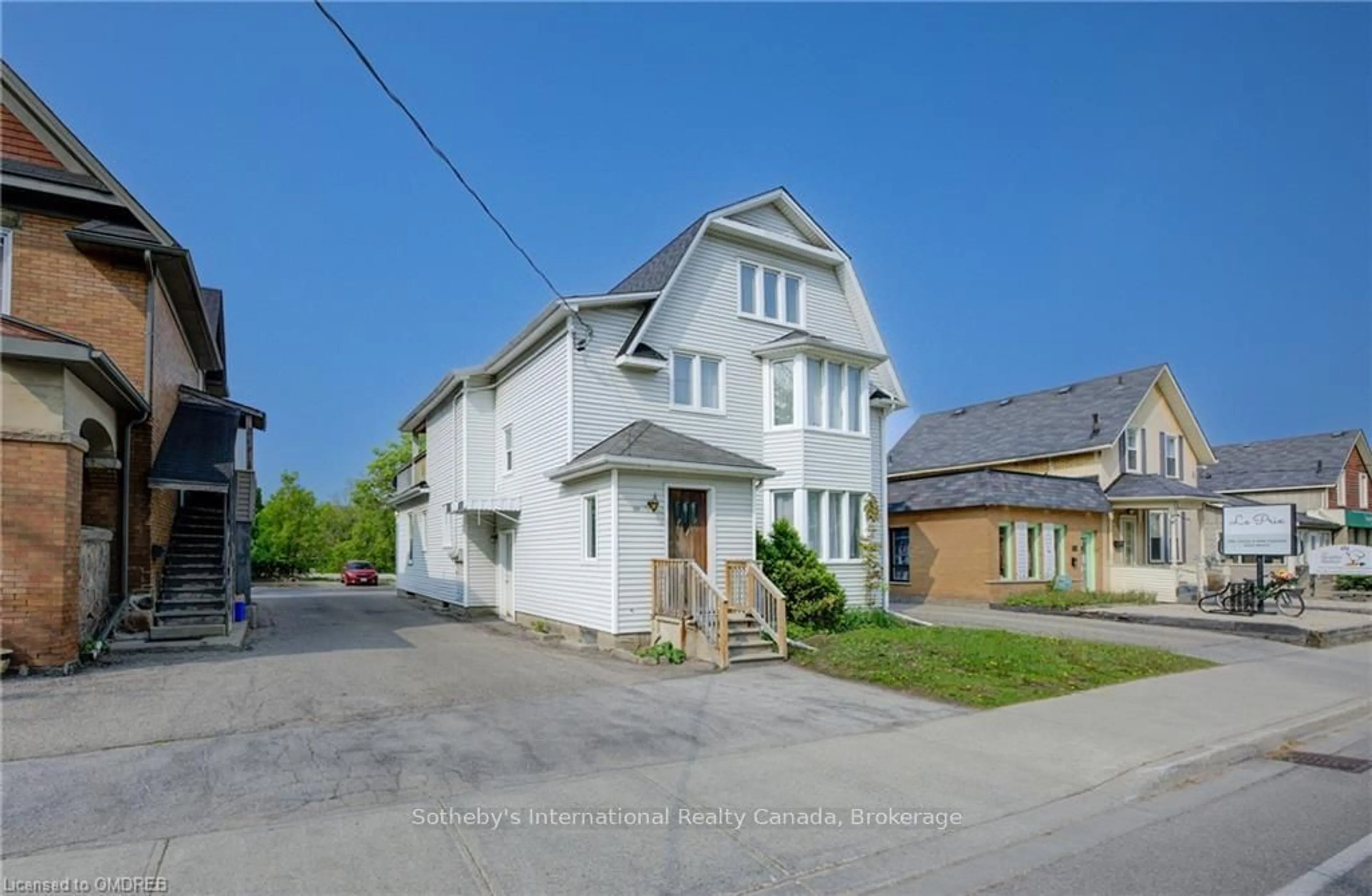 Frontside or backside of a home, the street view for 185 PARK St, Waterloo Ontario N2L 1Y7