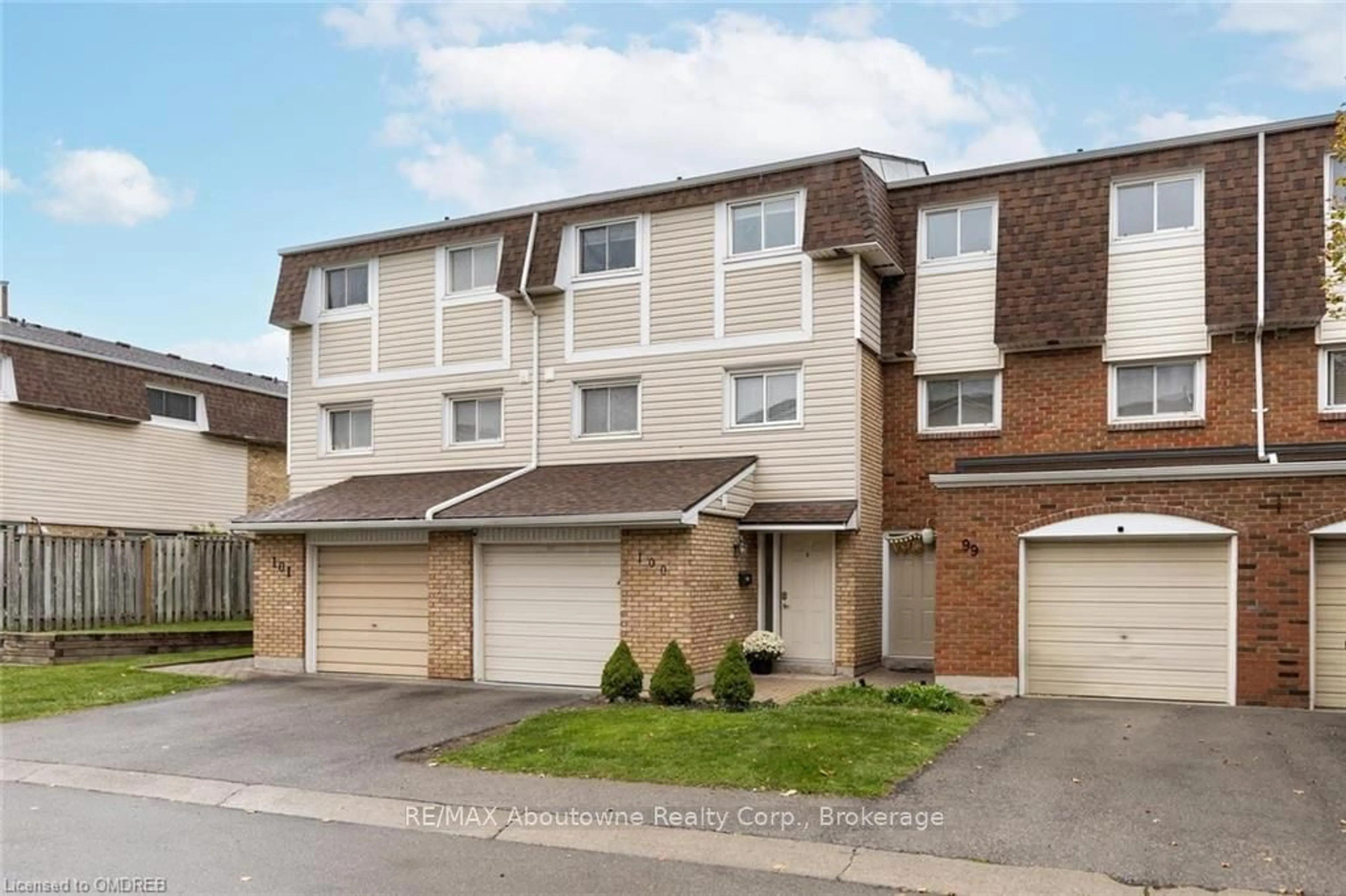 A pic from exterior of the house or condo, cottage for 11 HARRISFORD St #100, Hamilton Ontario L8K 6L7