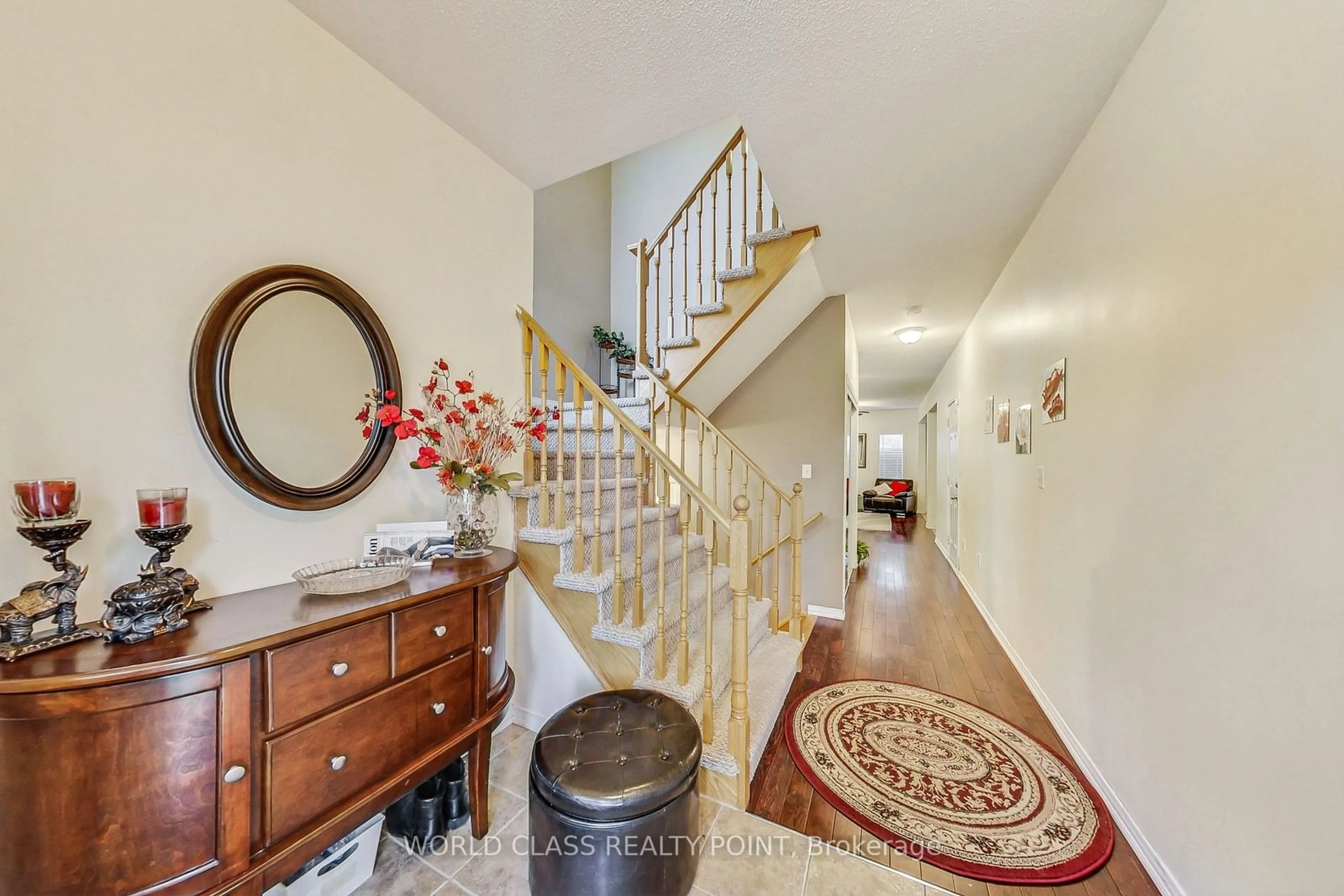 Indoor foyer, carpet floors for 86 Glendarling Cres, Hamilton Ontario L8E 0B1