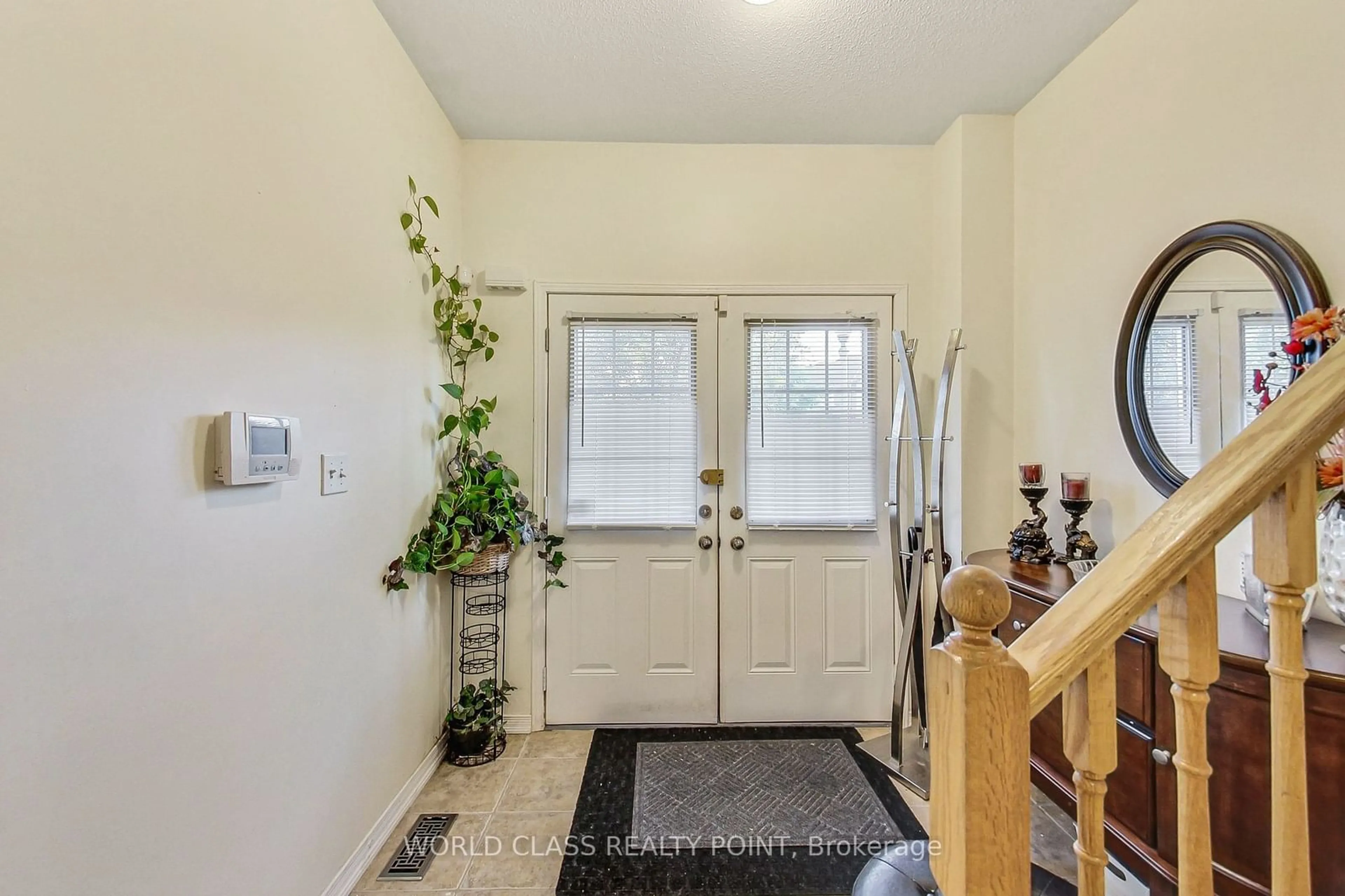 Indoor entryway, wood floors for 86 Glendarling Cres, Hamilton Ontario L8E 0B1