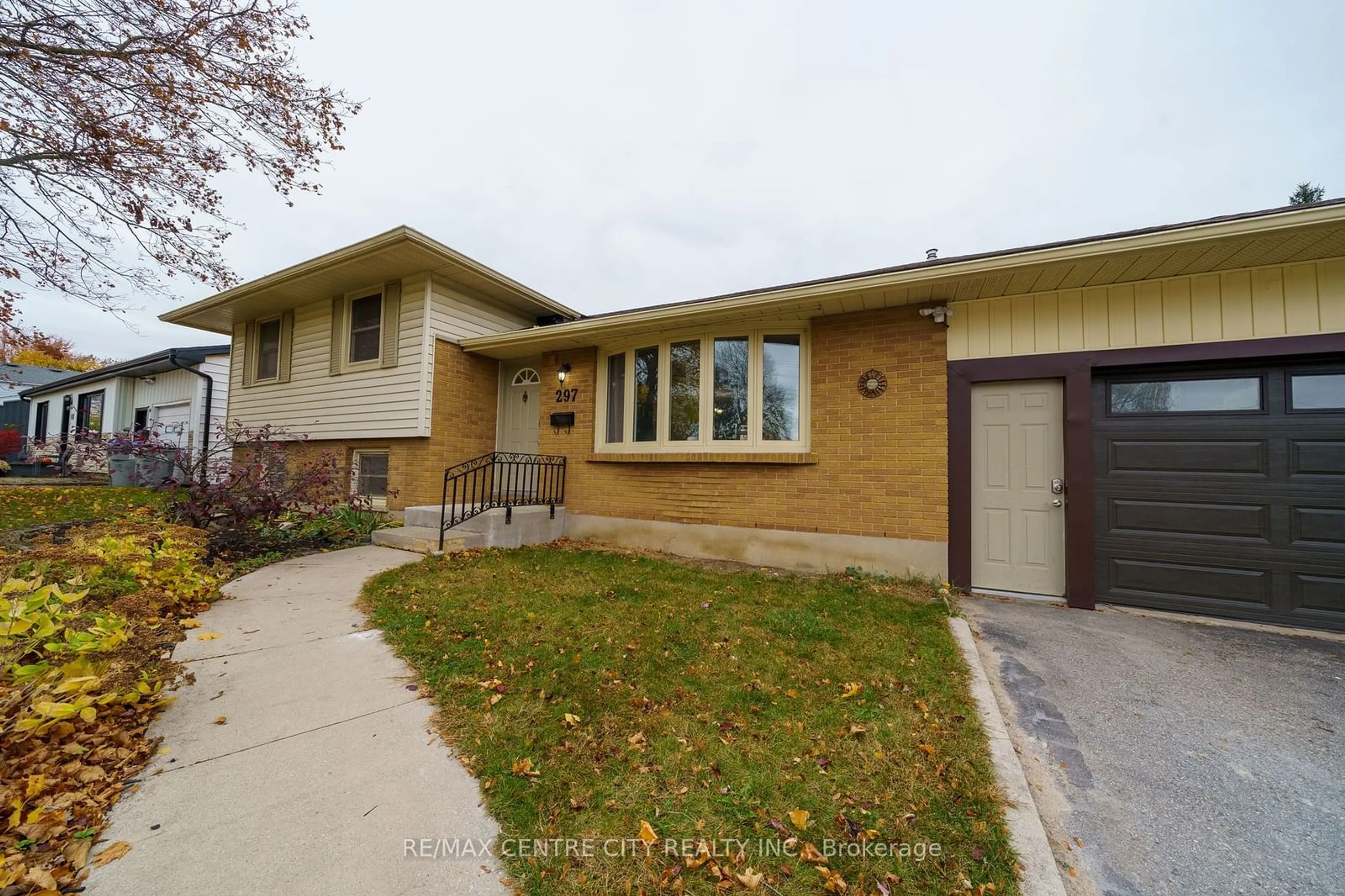 Frontside or backside of a home, the street view for 297 Drury Lane, Strathroy-Caradoc Ontario N7G 3E8