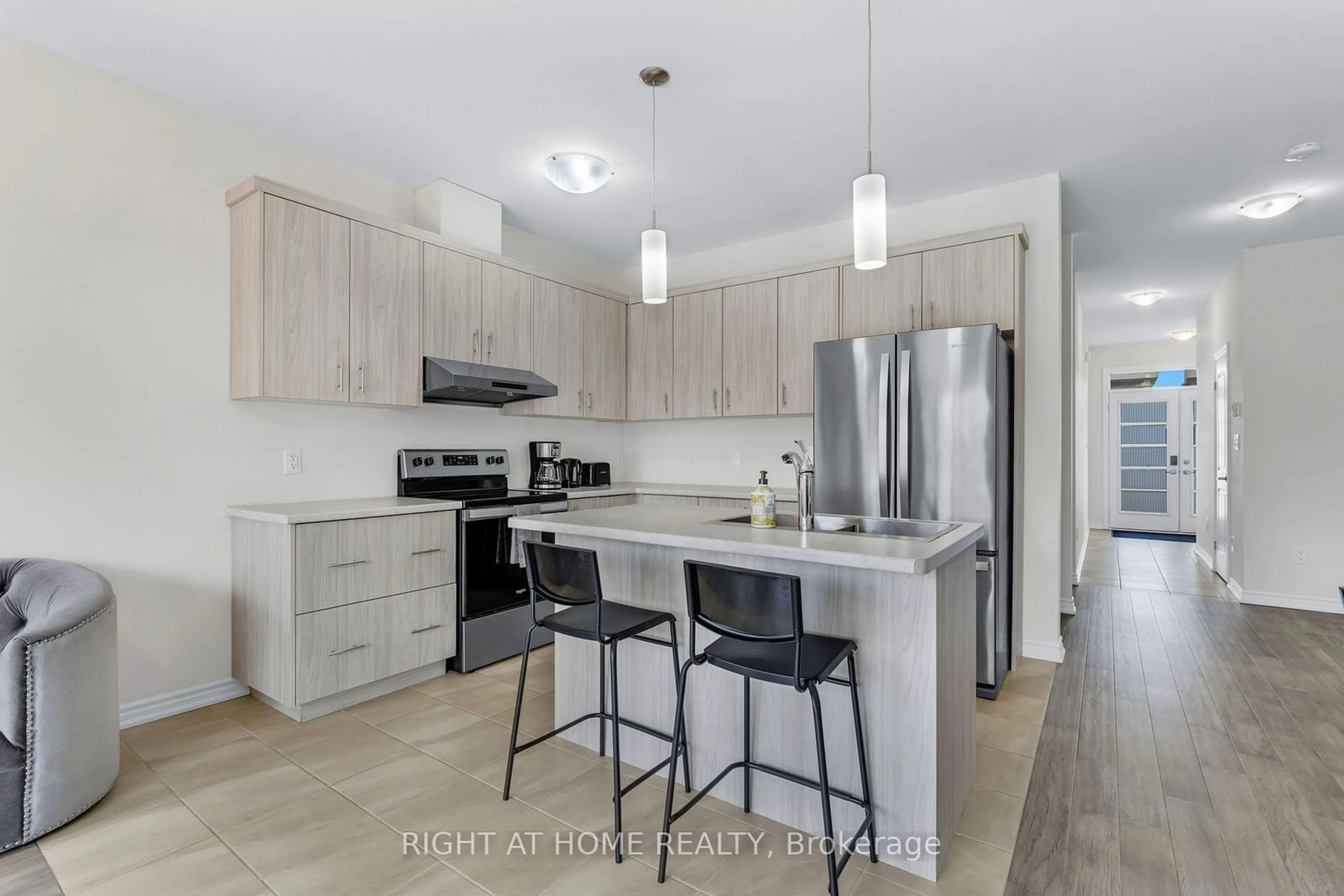 Open concept kitchen for 212 Louise St, Welland Ontario L3B 0H8