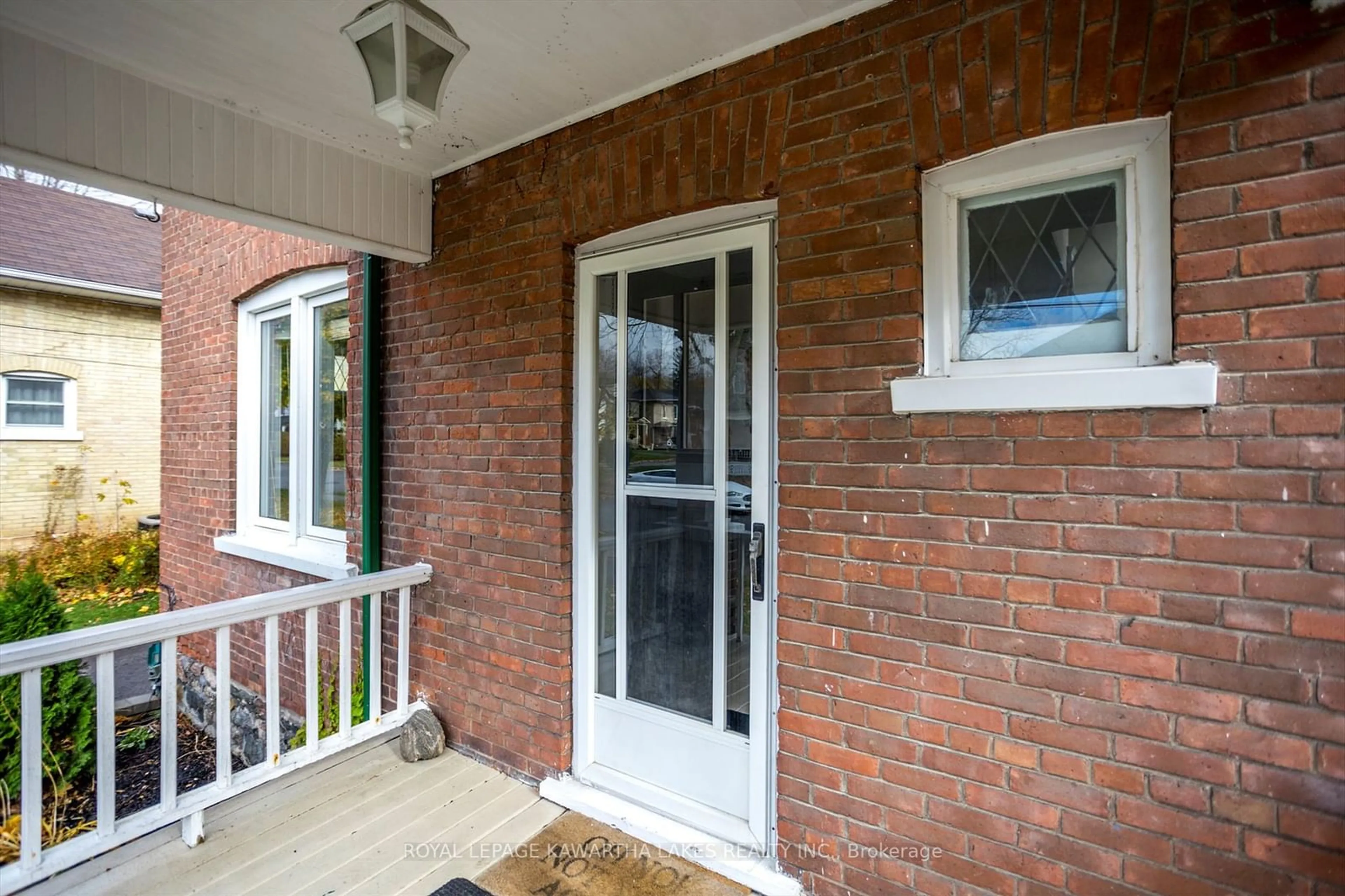 Indoor entryway, wood floors for 30 Sussex St, Kawartha Lakes Ontario K9V 4H4