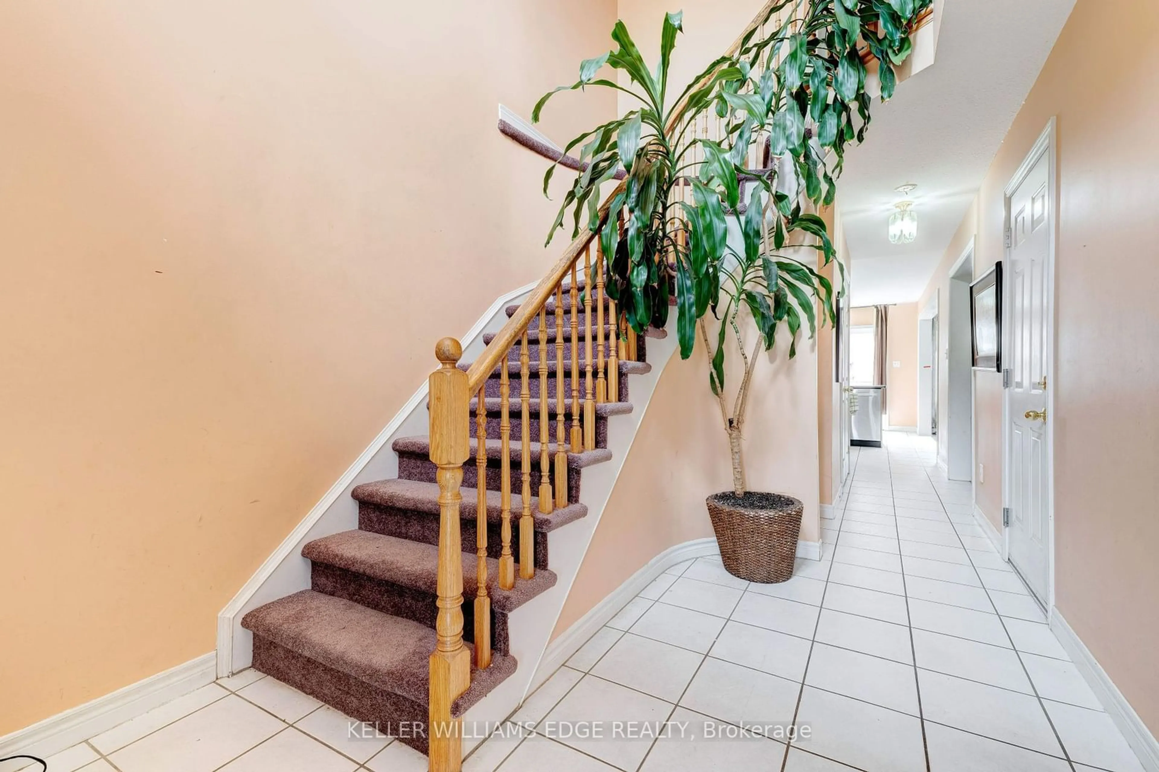 Indoor foyer, wood floors for 120 Peachwood Cres, Hamilton Ontario L8E 5Z8