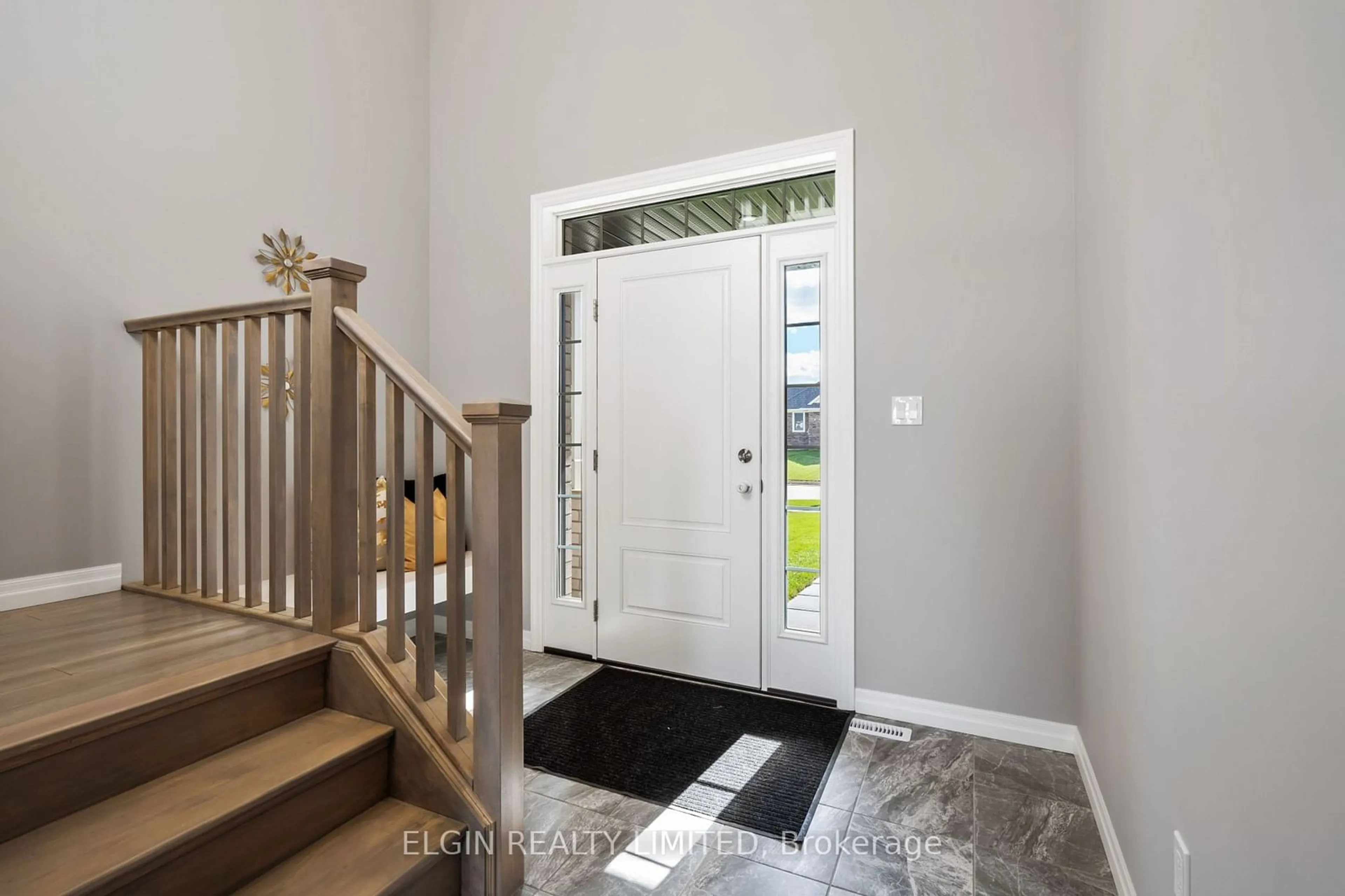 Indoor entryway, wood floors for 3 Dunning Way, St. Thomas Ontario N5R 0P6