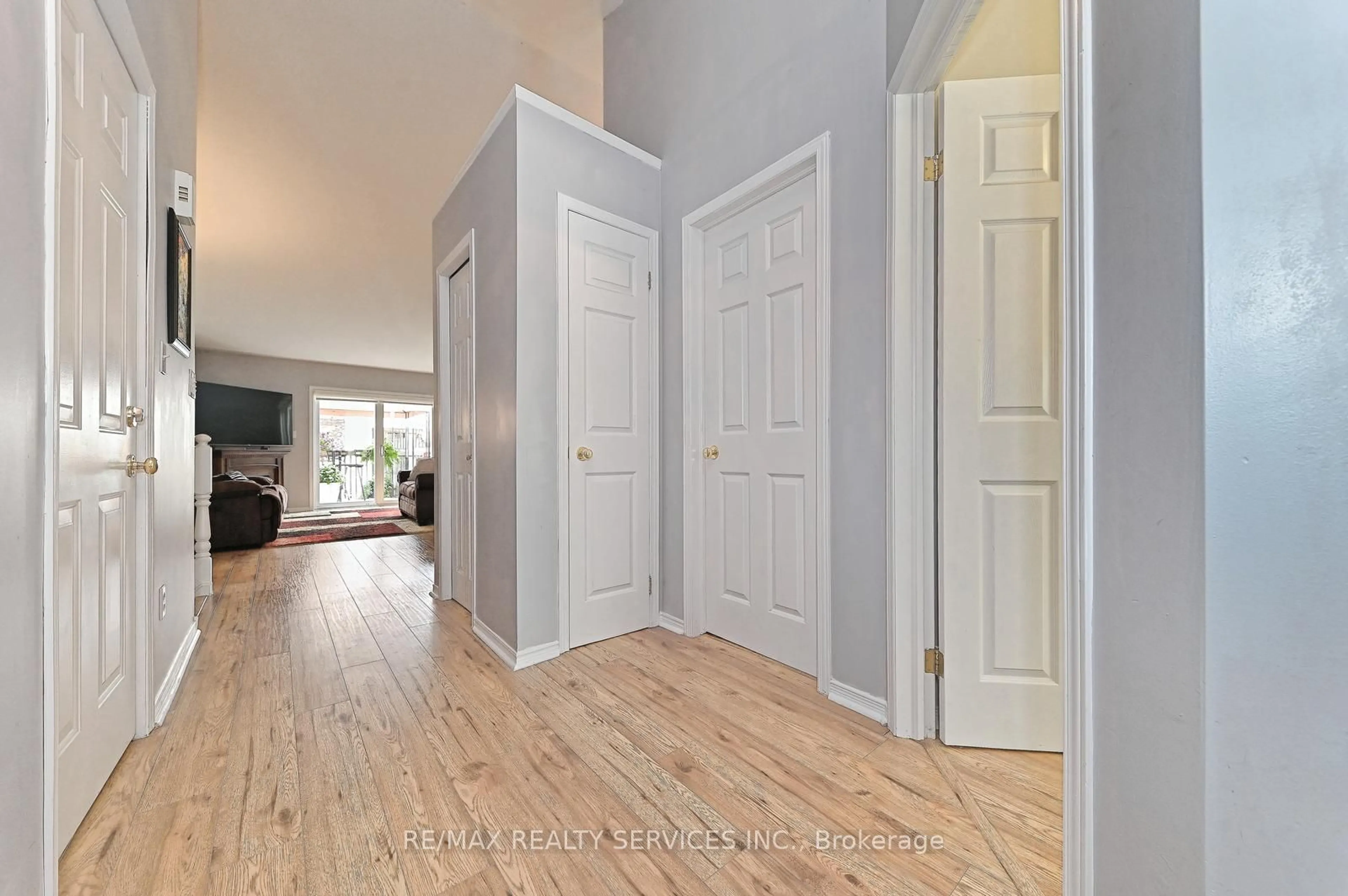 Indoor entryway, wood floors for 1077 Hamilton Rd #31, London Ontario N5W 6G3