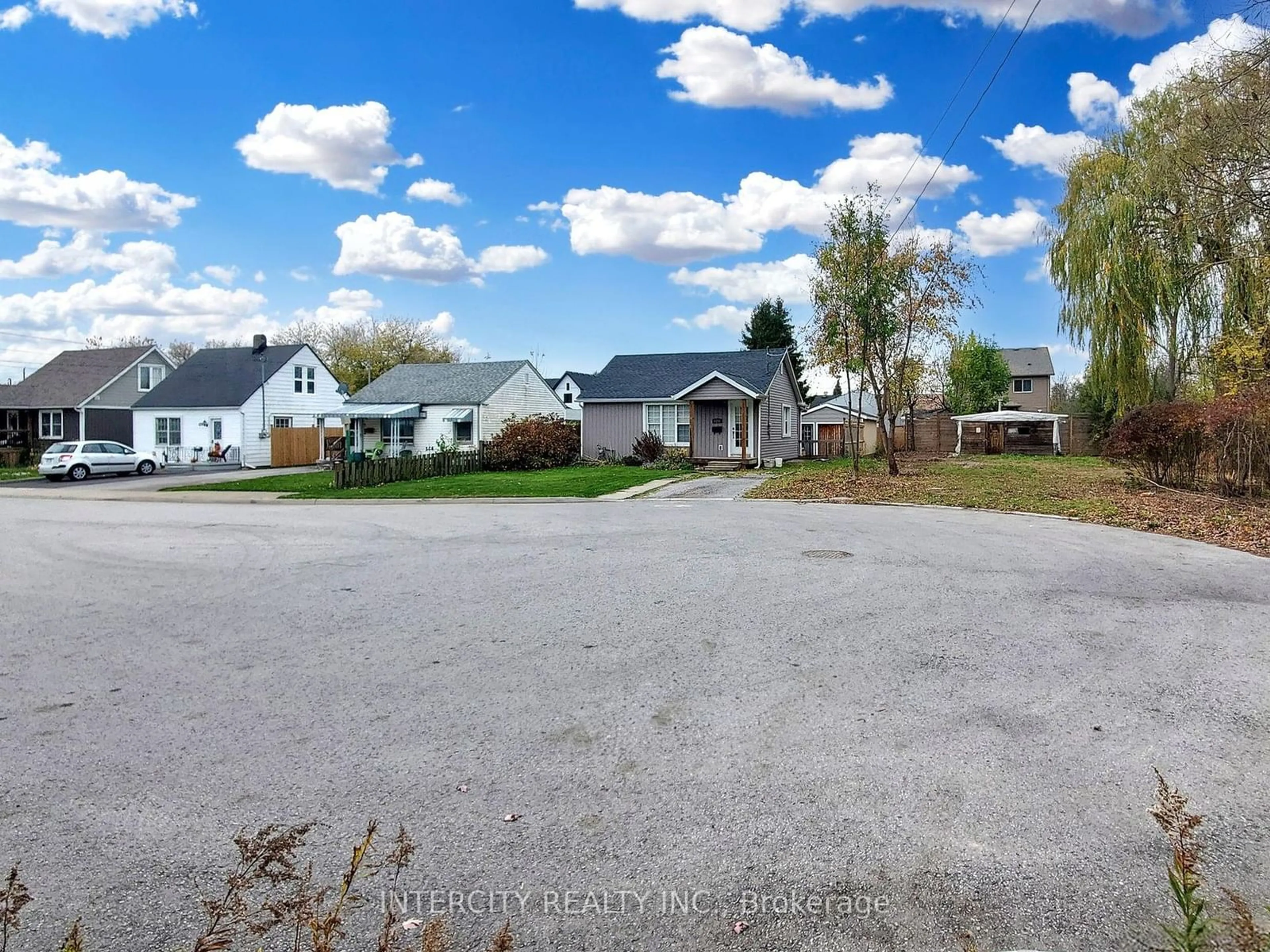 Frontside or backside of a home, the street view for 4283 Fifth Ave, Niagara Falls Ontario L2E 4R2