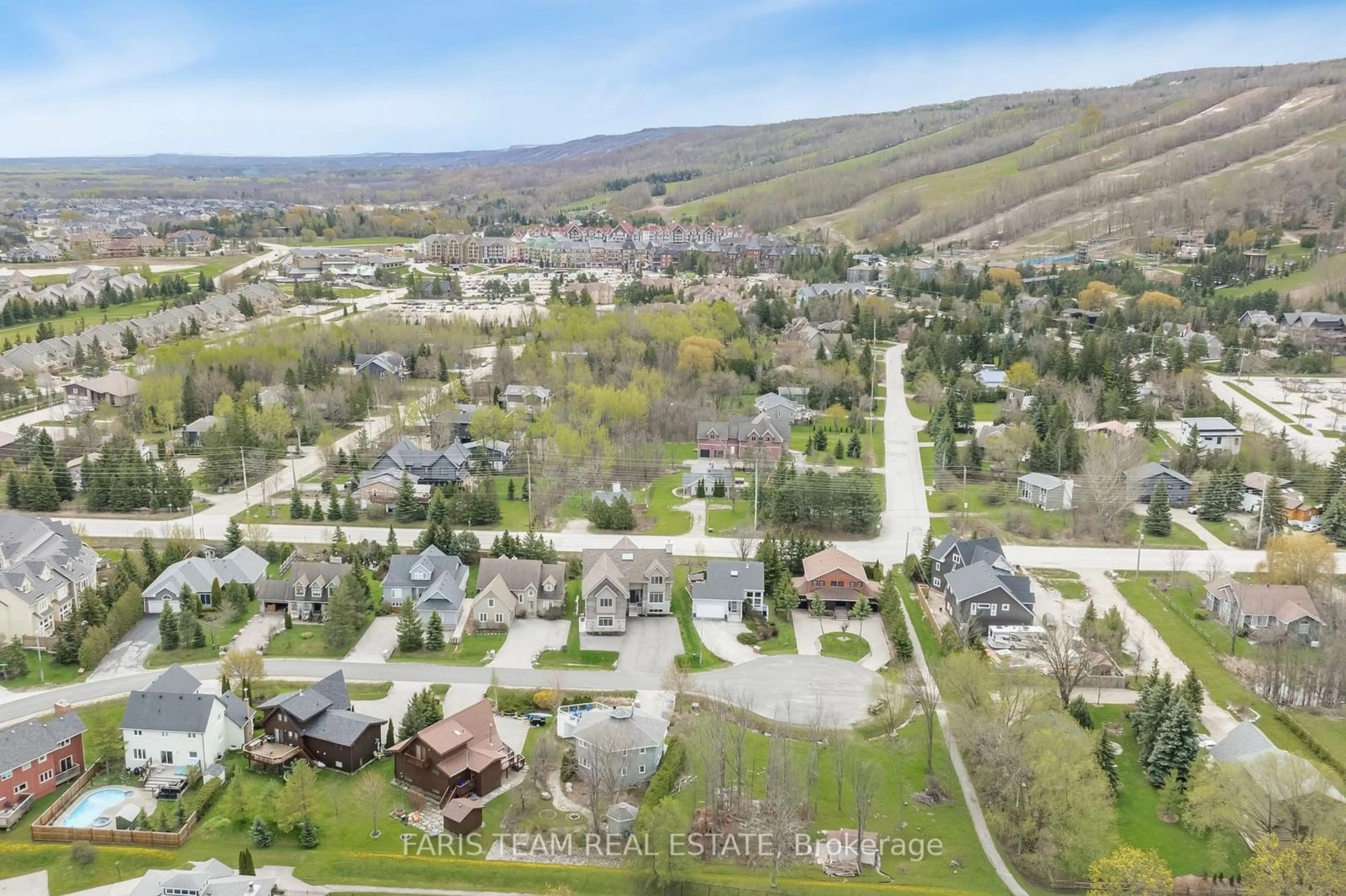 Frontside or backside of a home, the street view for 124 Farm Gate Rd, Blue Mountains Ontario L9Y 0L5