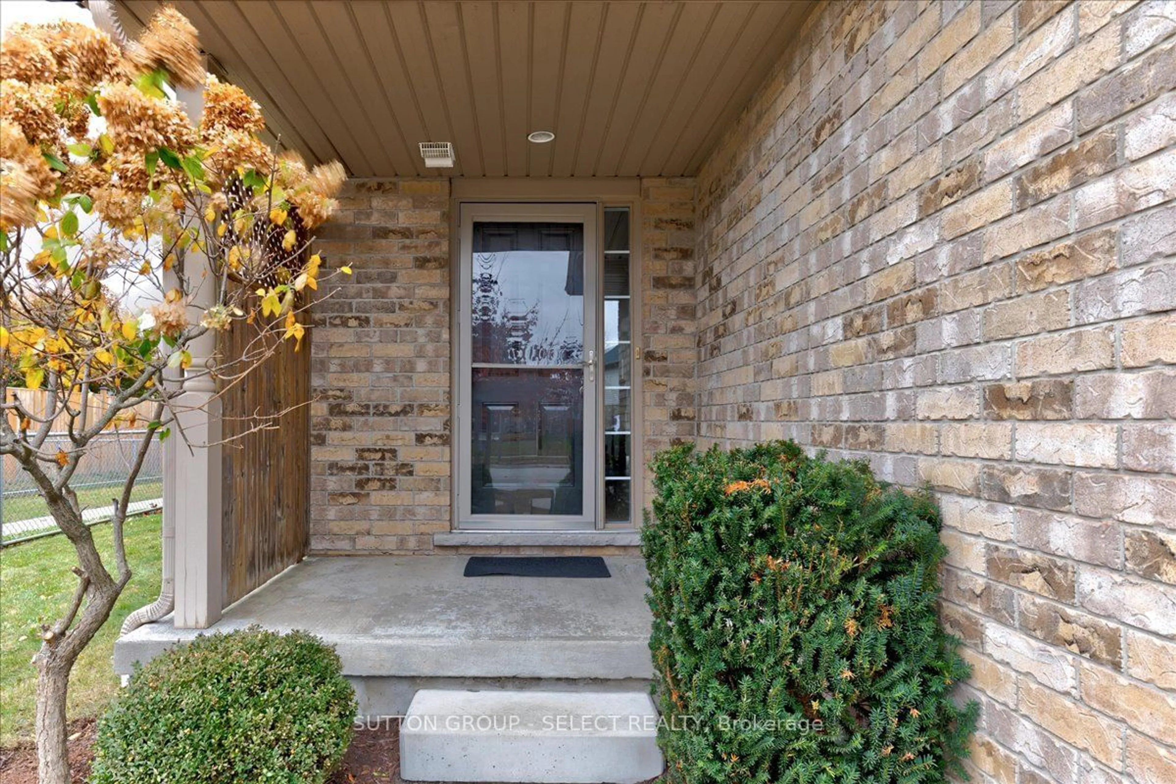 Indoor entryway, carpet floors for 115 TEMPLEWOOD Dr, Kitchener Ontario N2R 1Y4