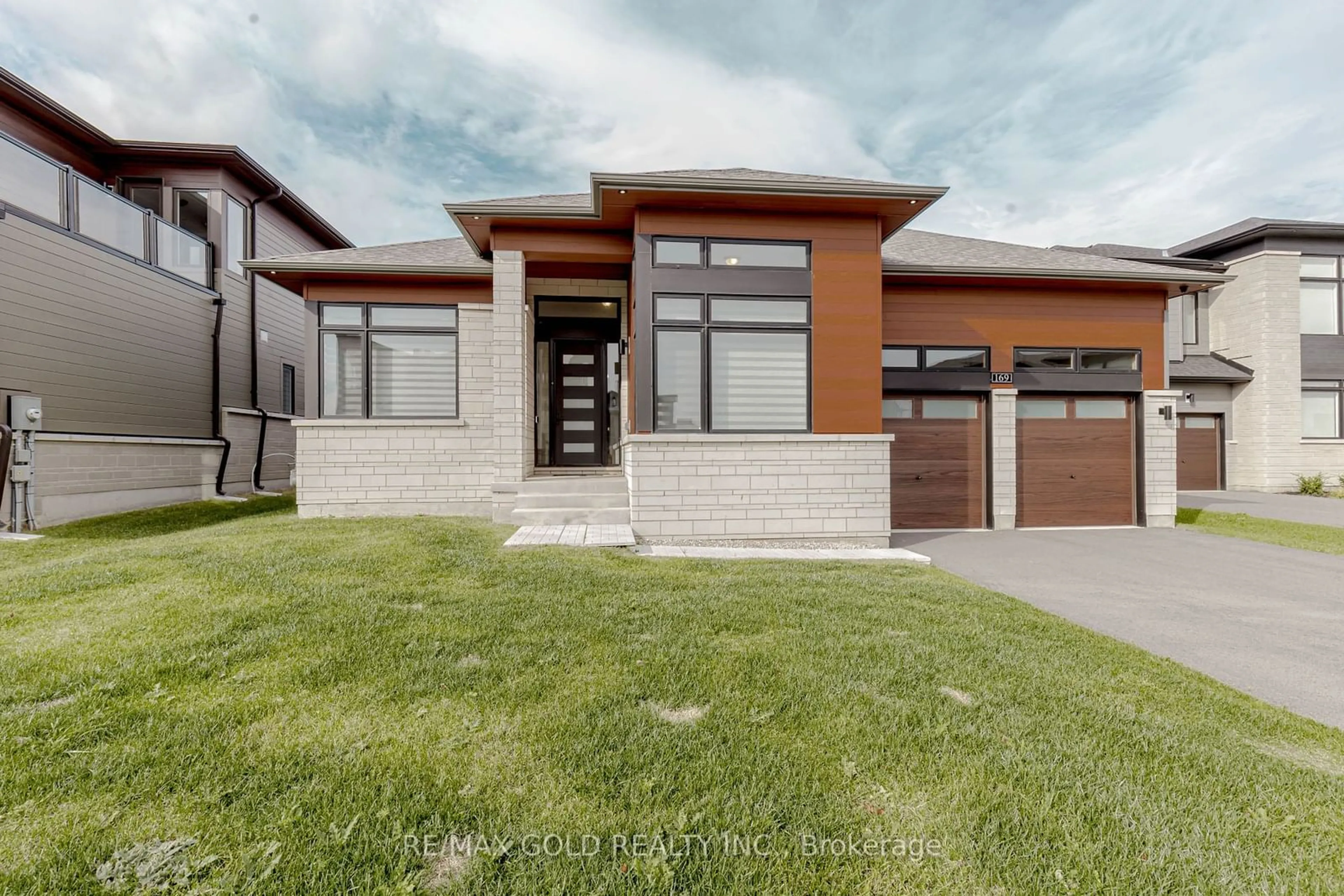 Frontside or backside of a home, the street view for 169 Springside Cres, Blue Mountains Ontario L9Y 5L3