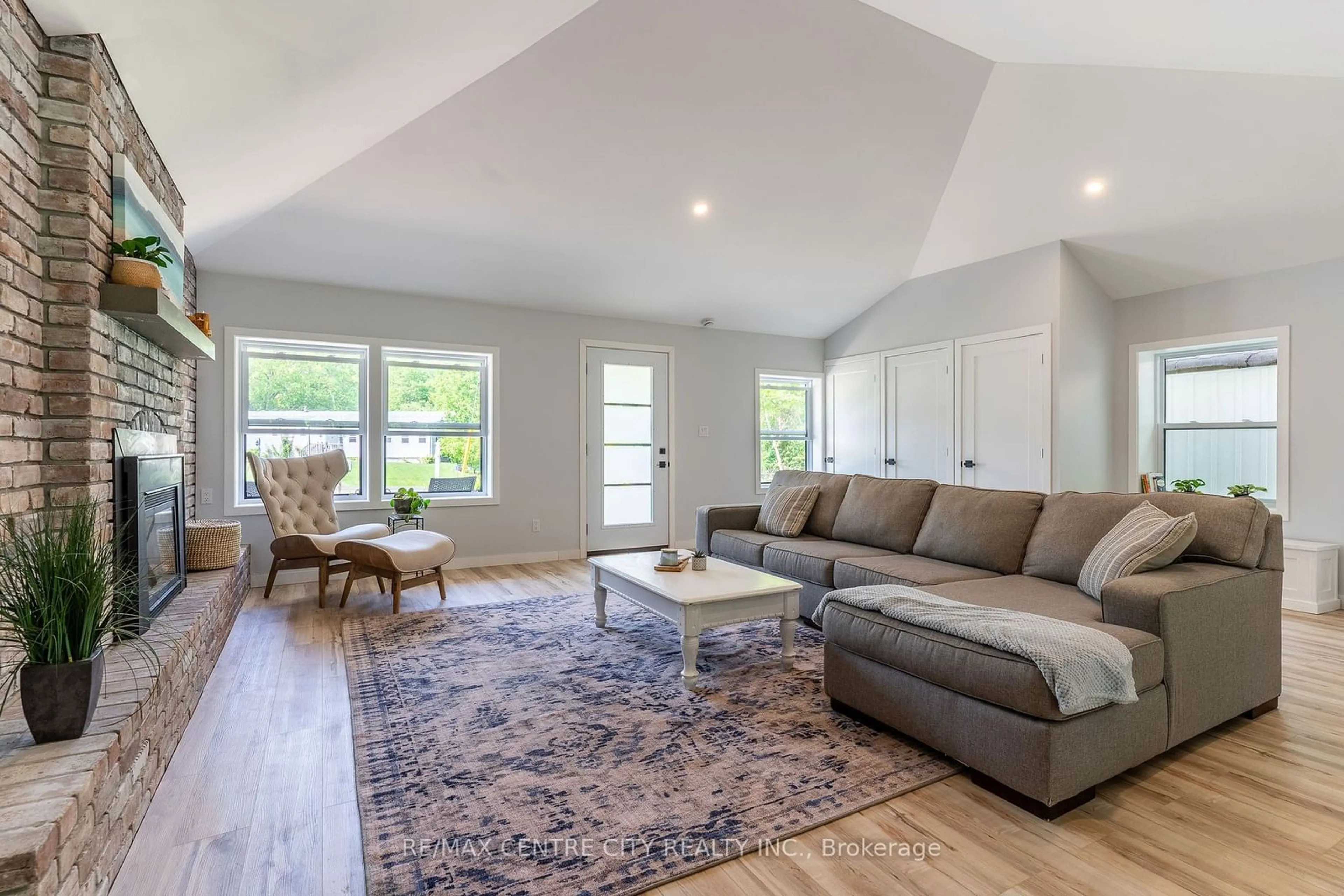 Living room, wood floors for 48265 Rush Creek Line, Malahide Ontario N5H 2R2