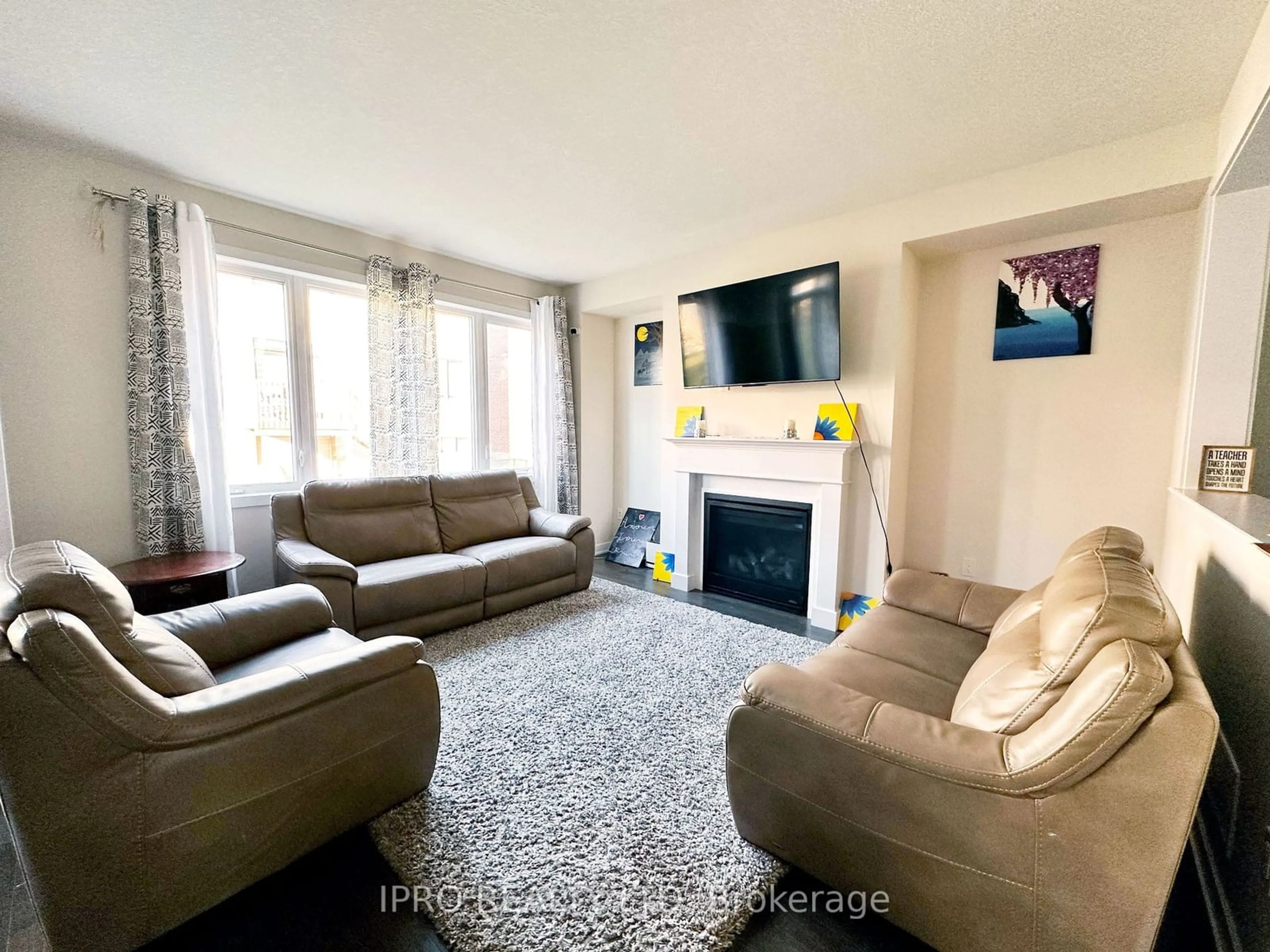 Living room, carpet floors for 312 Forks Rd, Welland Ontario L3B 6C5