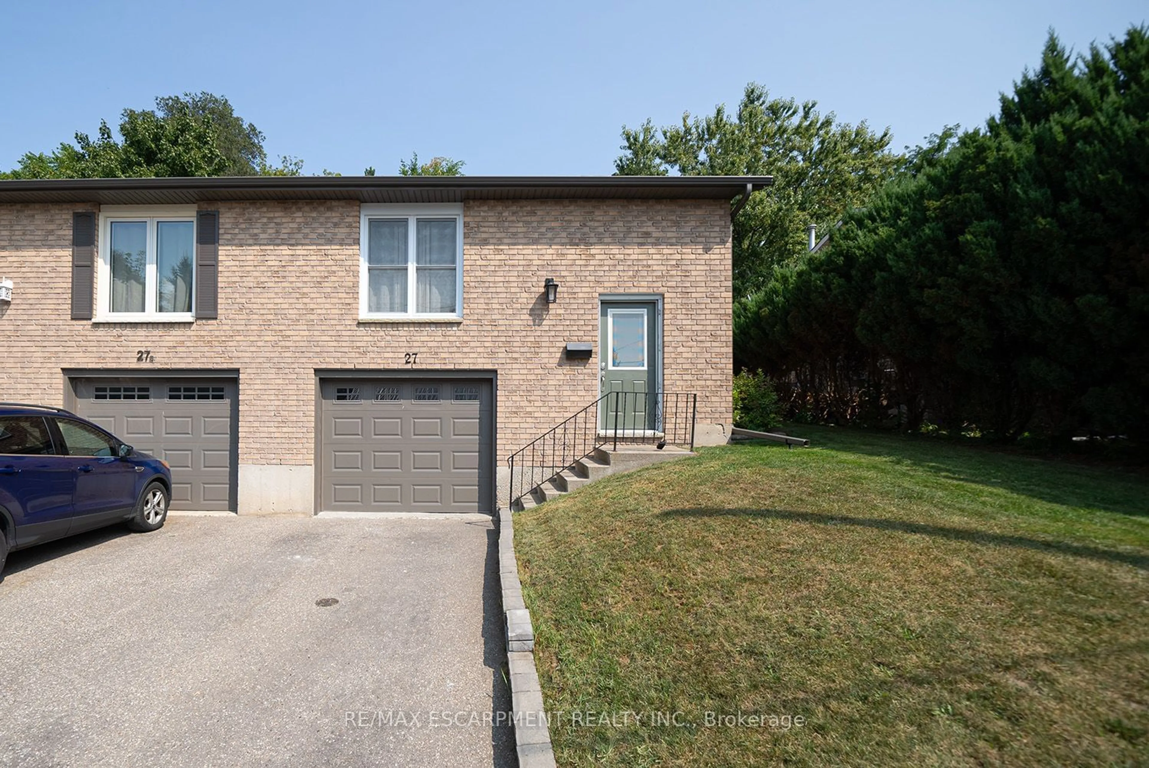 Home with brick exterior material for 27 Mulholland Dr, Brant Ontario N3L 2J1