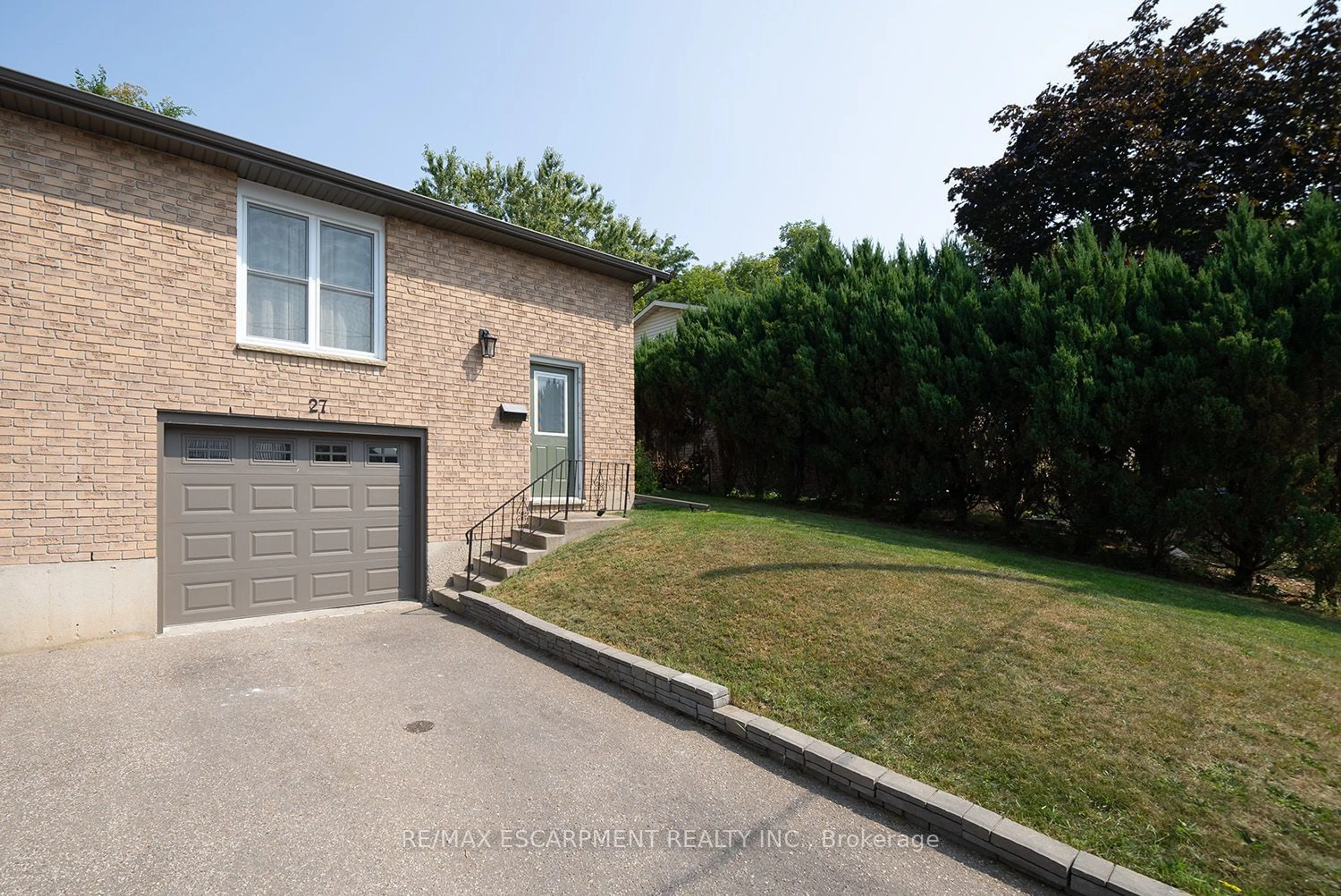 Frontside or backside of a home, the street view for 27 Mulholland Dr, Brant Ontario N3L 2J1