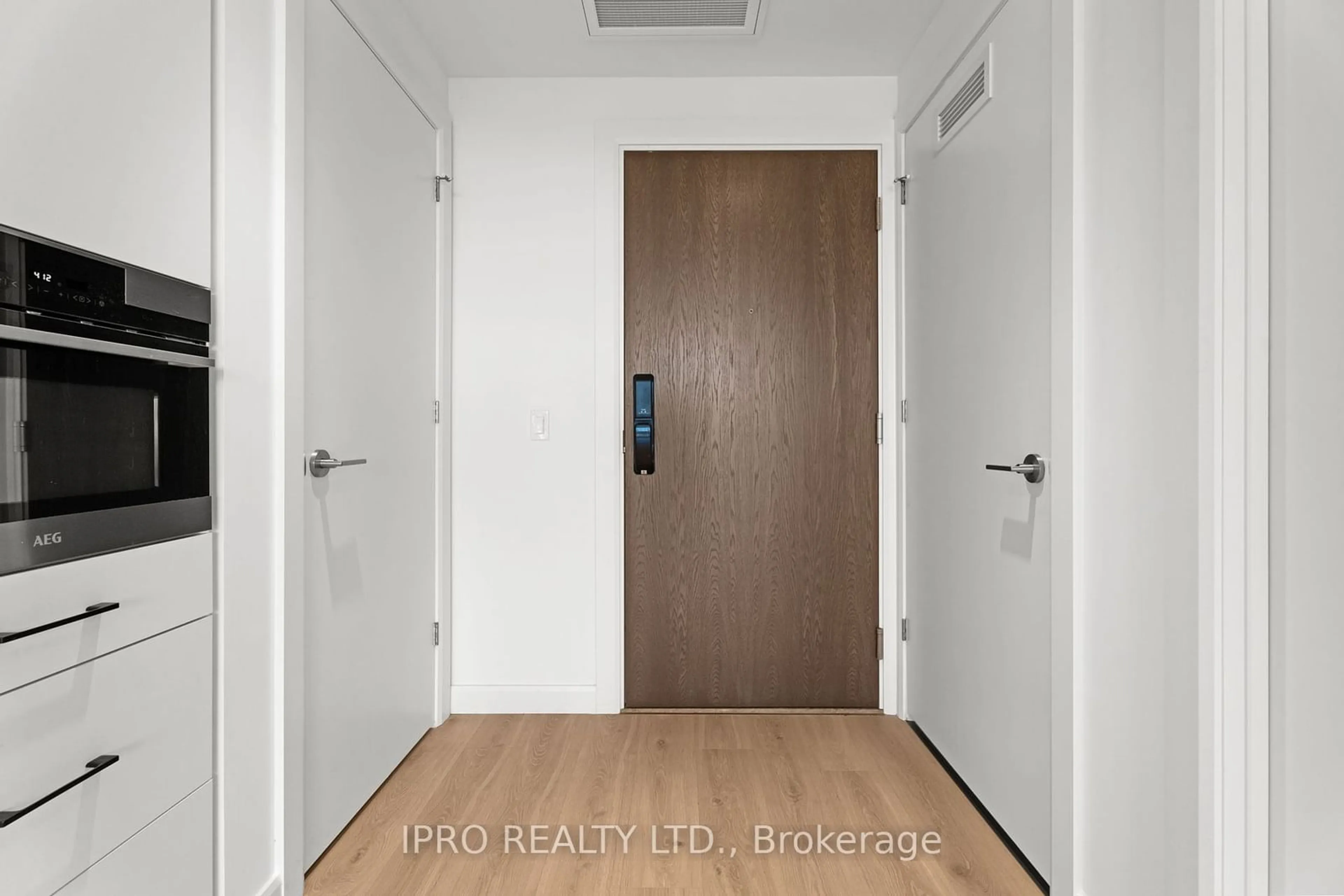 Indoor entryway, wood floors for 741 King St #409, Kitchener Ontario N2G 0E9