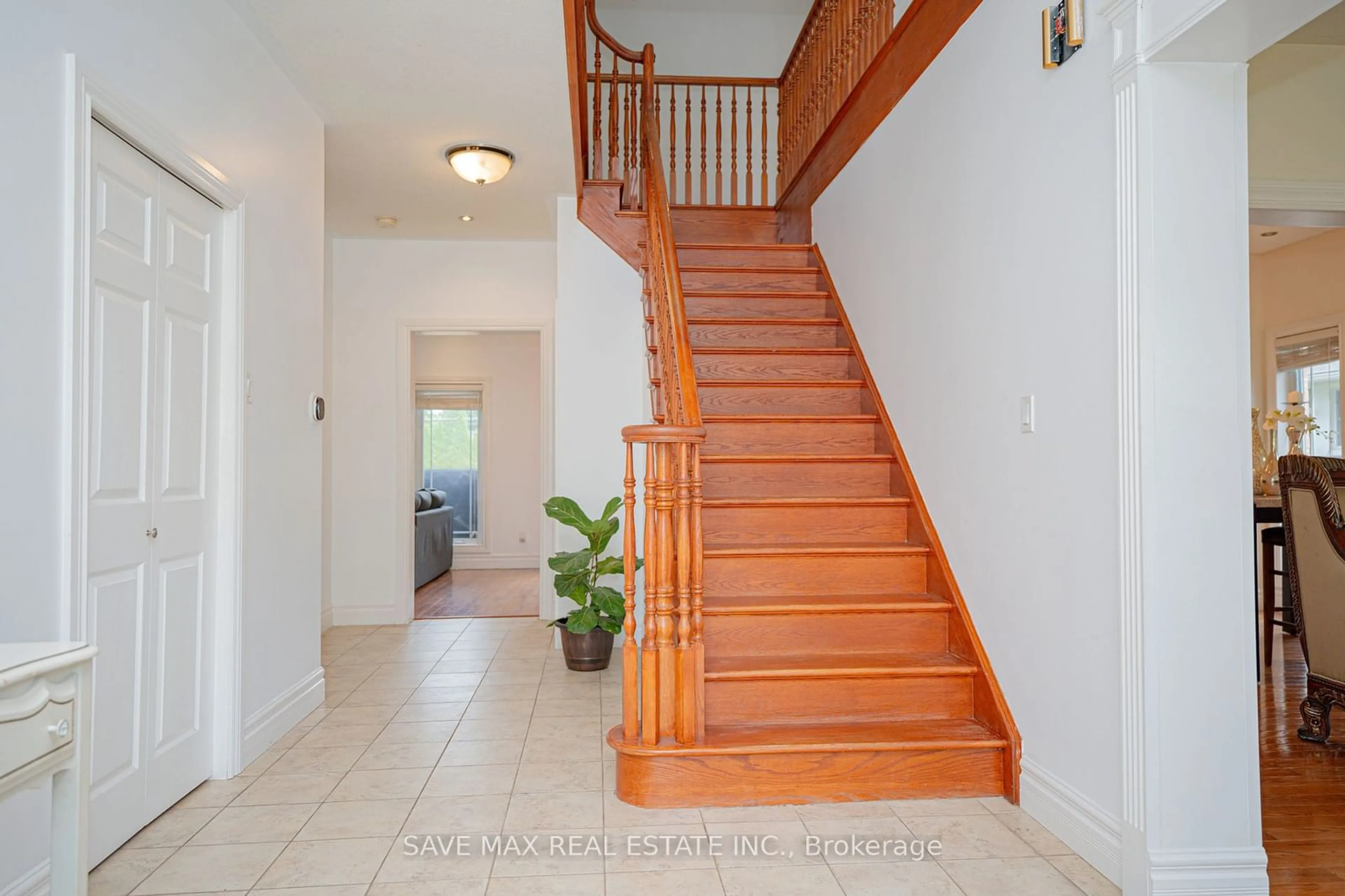 Indoor foyer, wood floors for 656 Geneva St, St. Catharines Ontario L2N 2J8