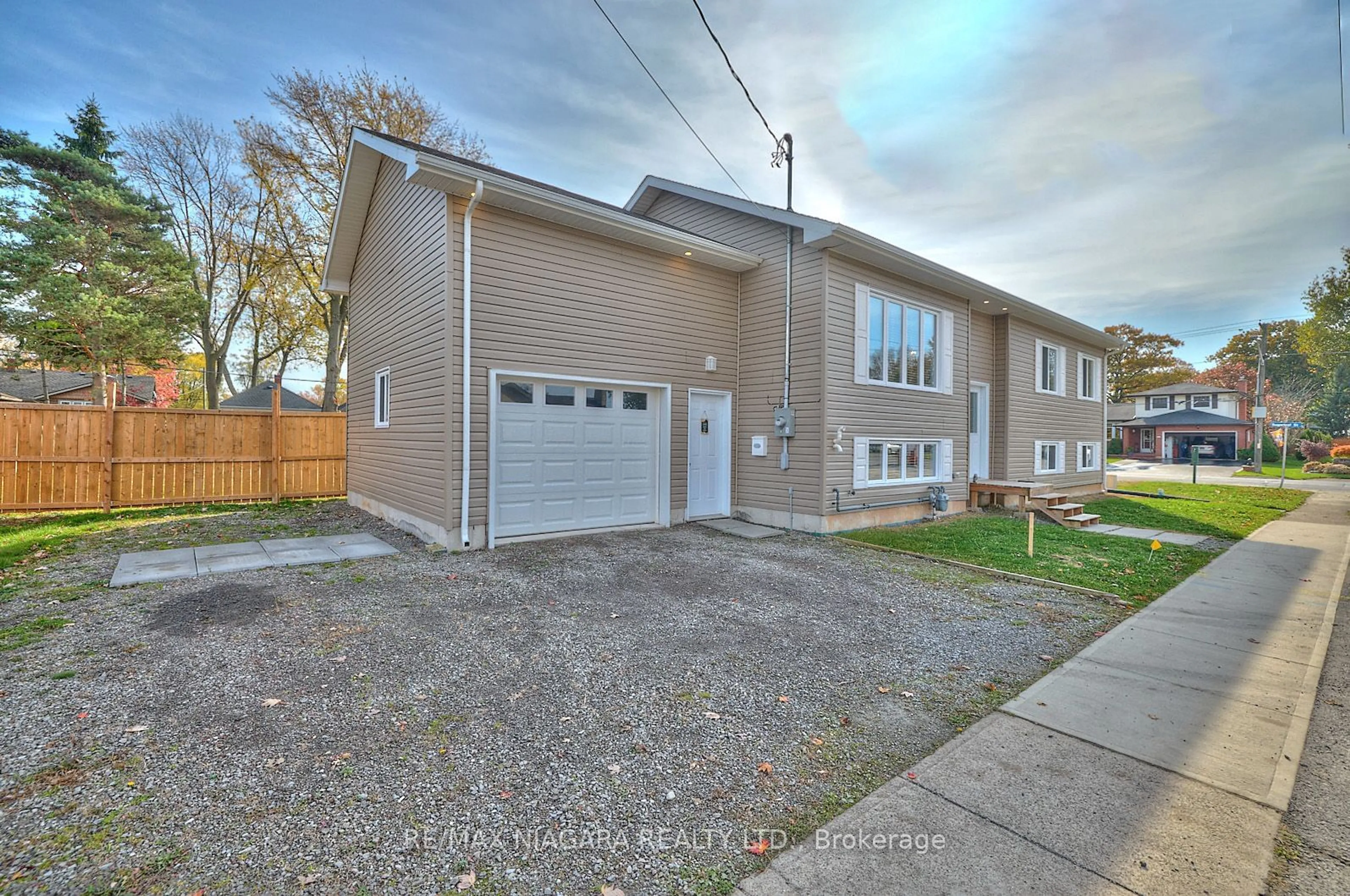 A pic from exterior of the house or condo, the street view for 437 Sugarloaf St, Port Colborne Ontario L3K 2P3