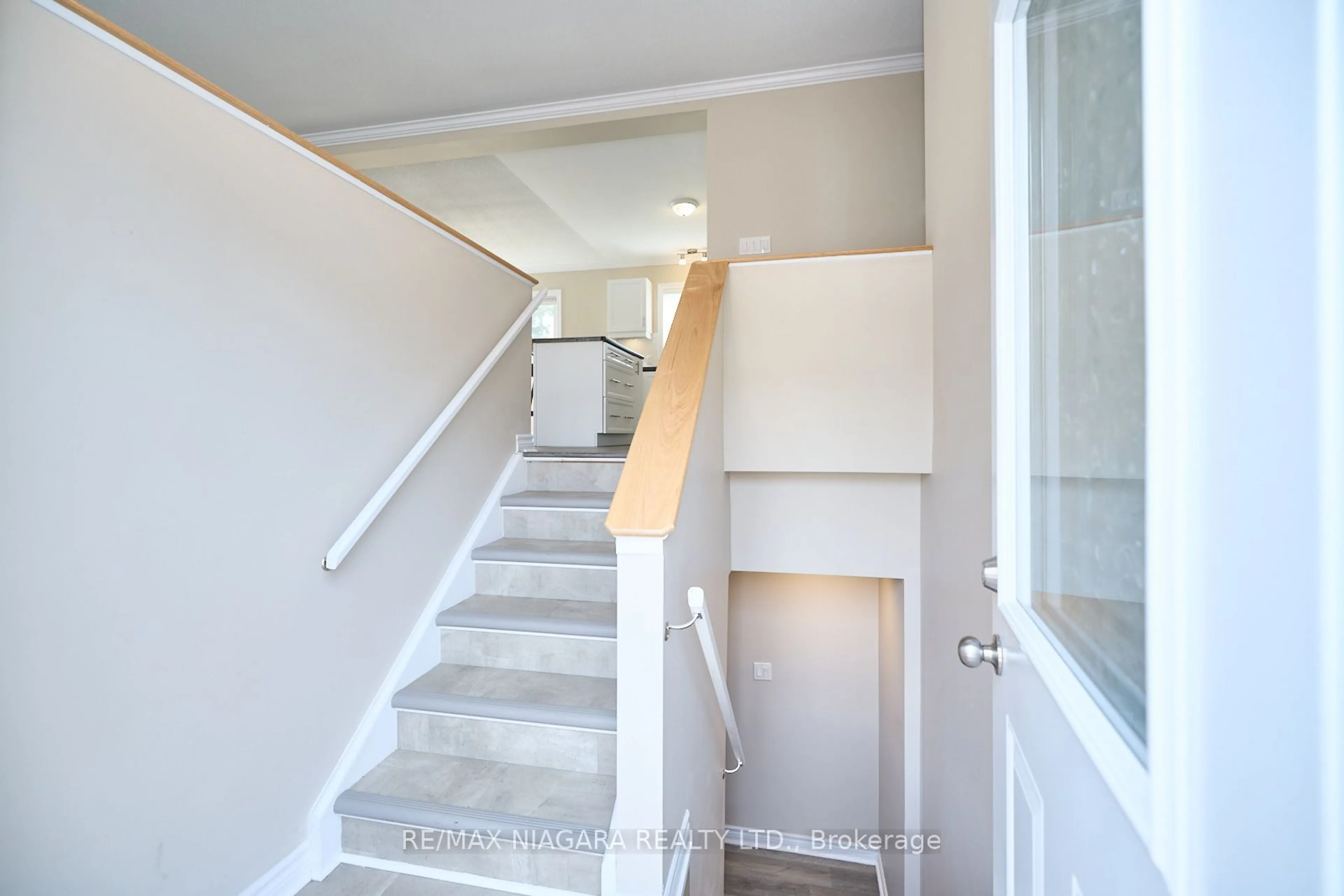 Stairs for 437 Sugarloaf St, Port Colborne Ontario L3K 2P3