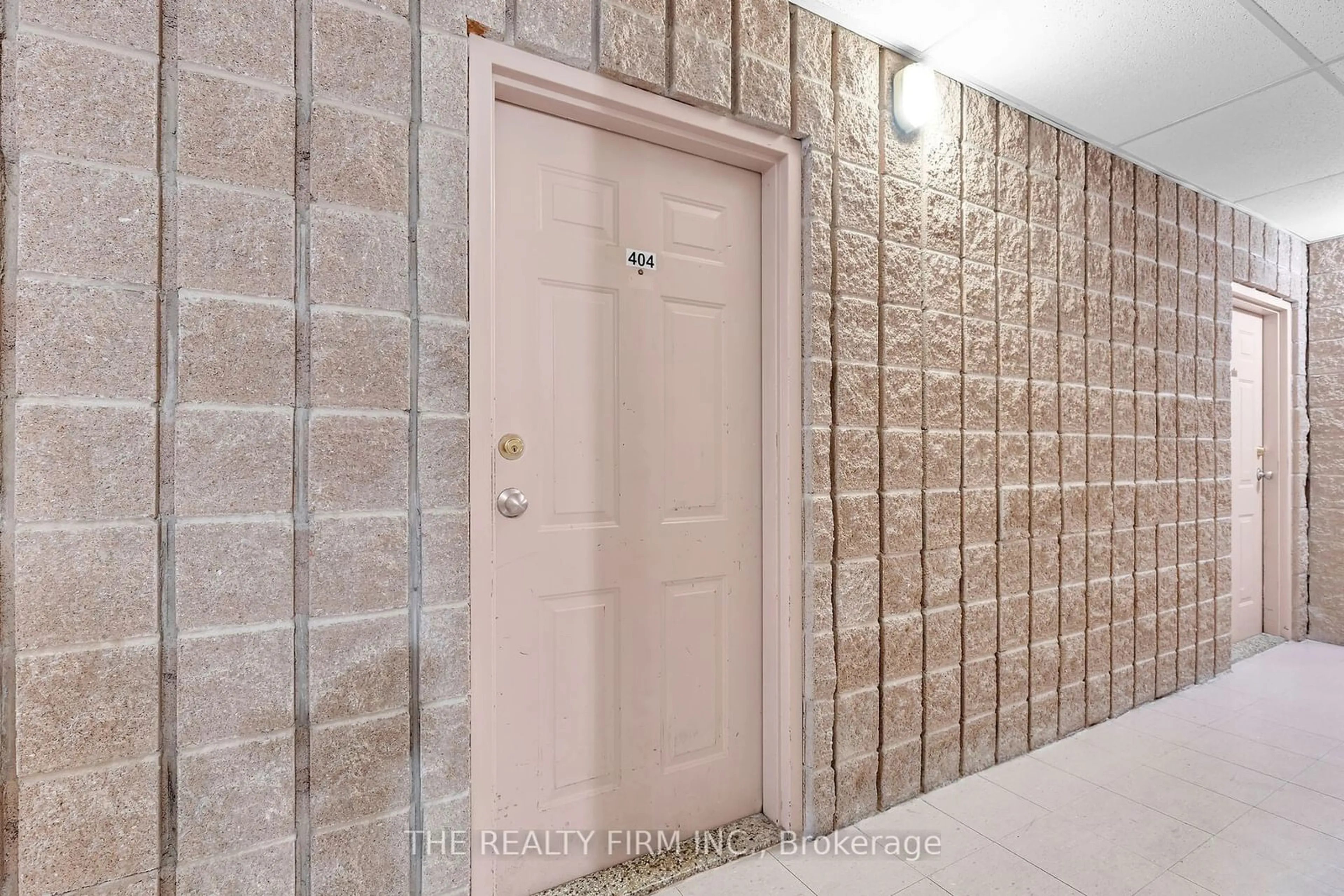 Indoor entryway, ceramic floors for 626 First St #404, London Ontario N5V 2A2