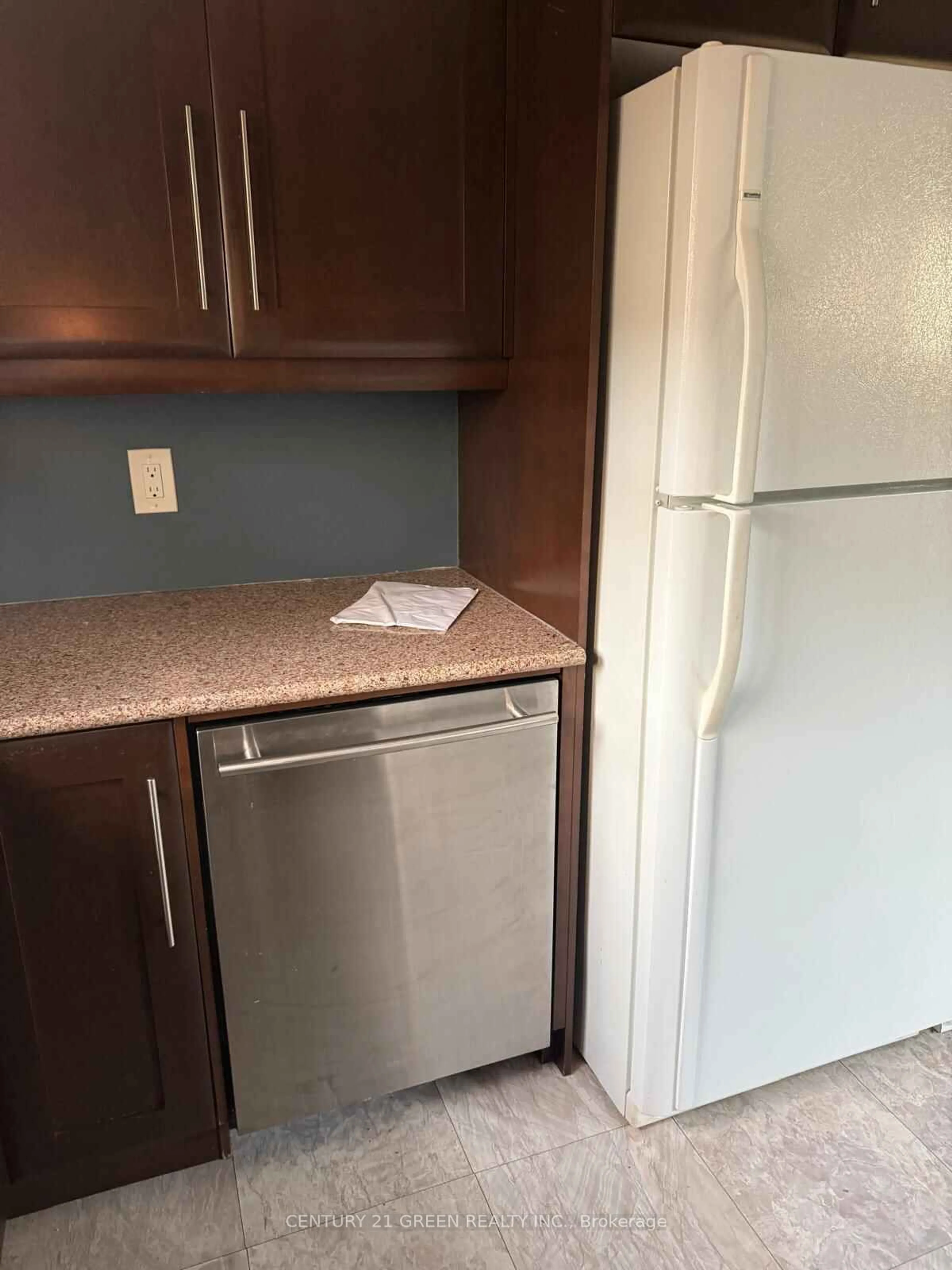 Standard kitchen, not visible floor for 720 Hillary St, Sarnia Ontario N7T 7T8