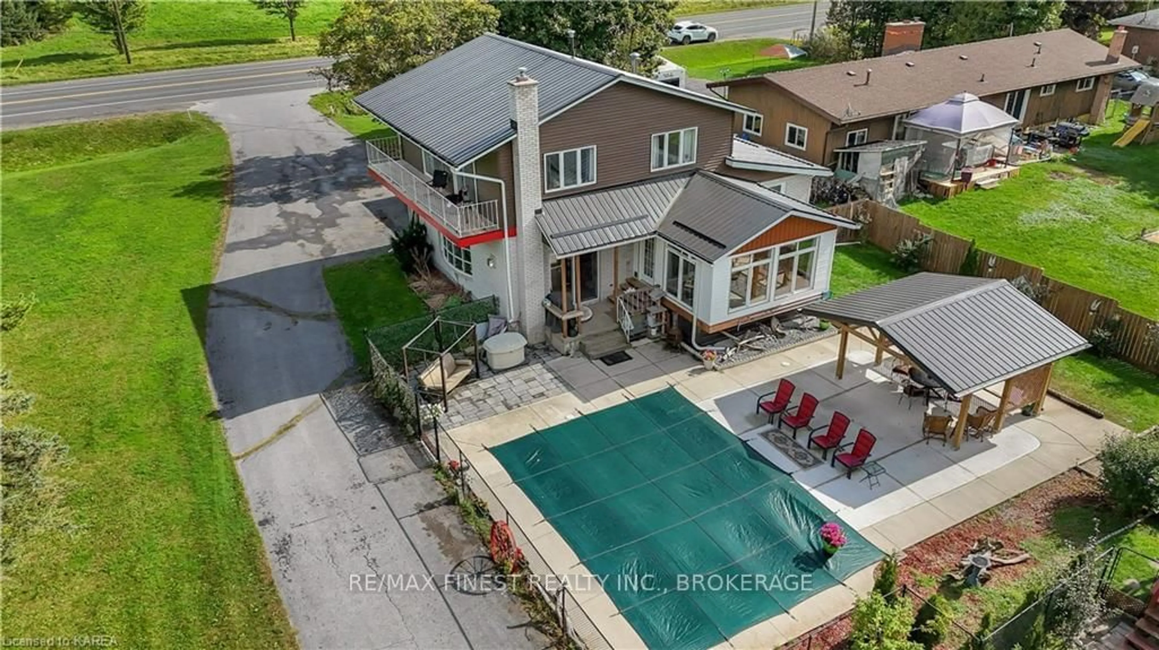 Indoor or outdoor pool for 2503 Perth Rd, Kingston Ontario K0H 1S0