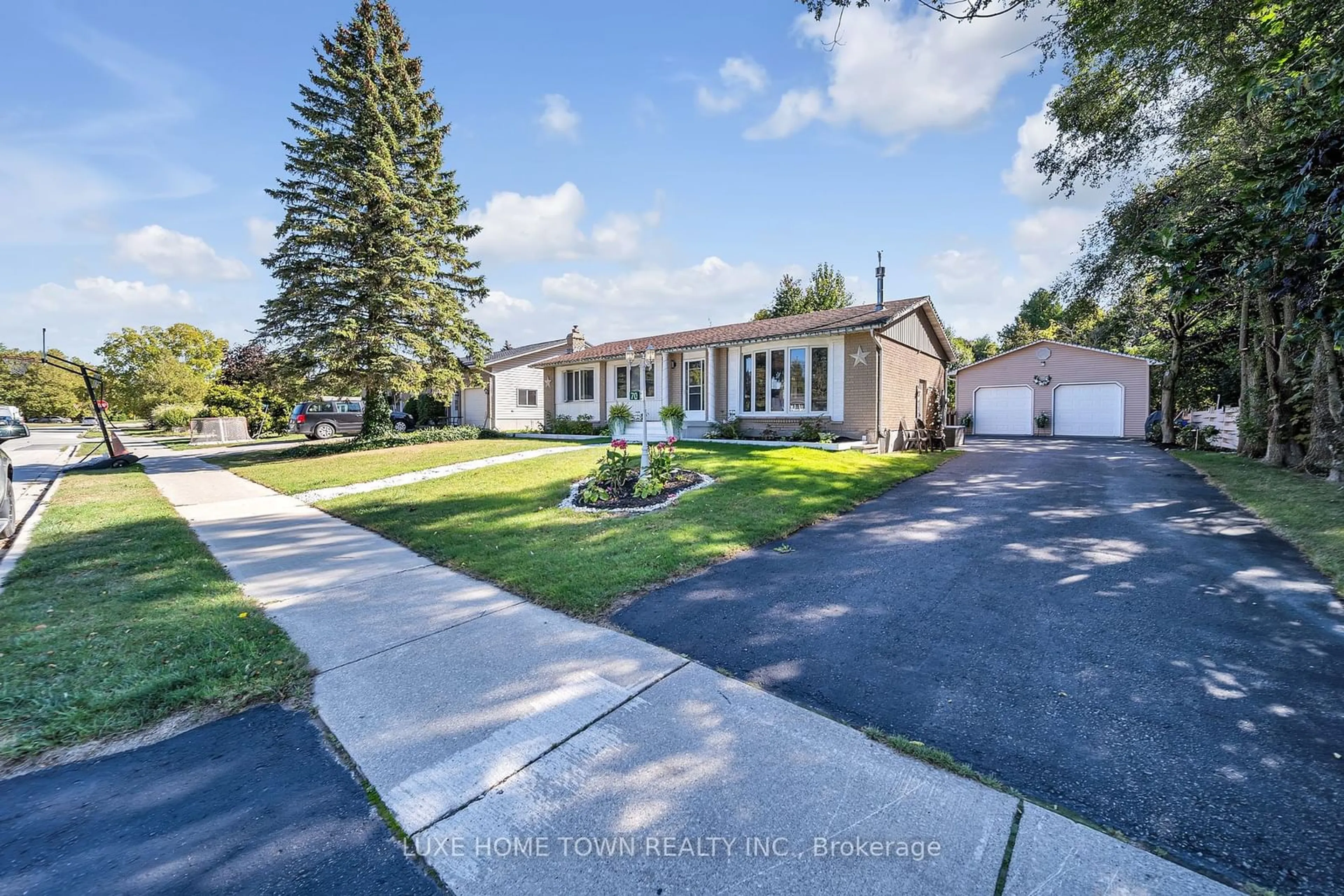 Frontside or backside of a home, the street view for 70 INVERLYN Cres, Kincardine Ontario N2Z 1J1