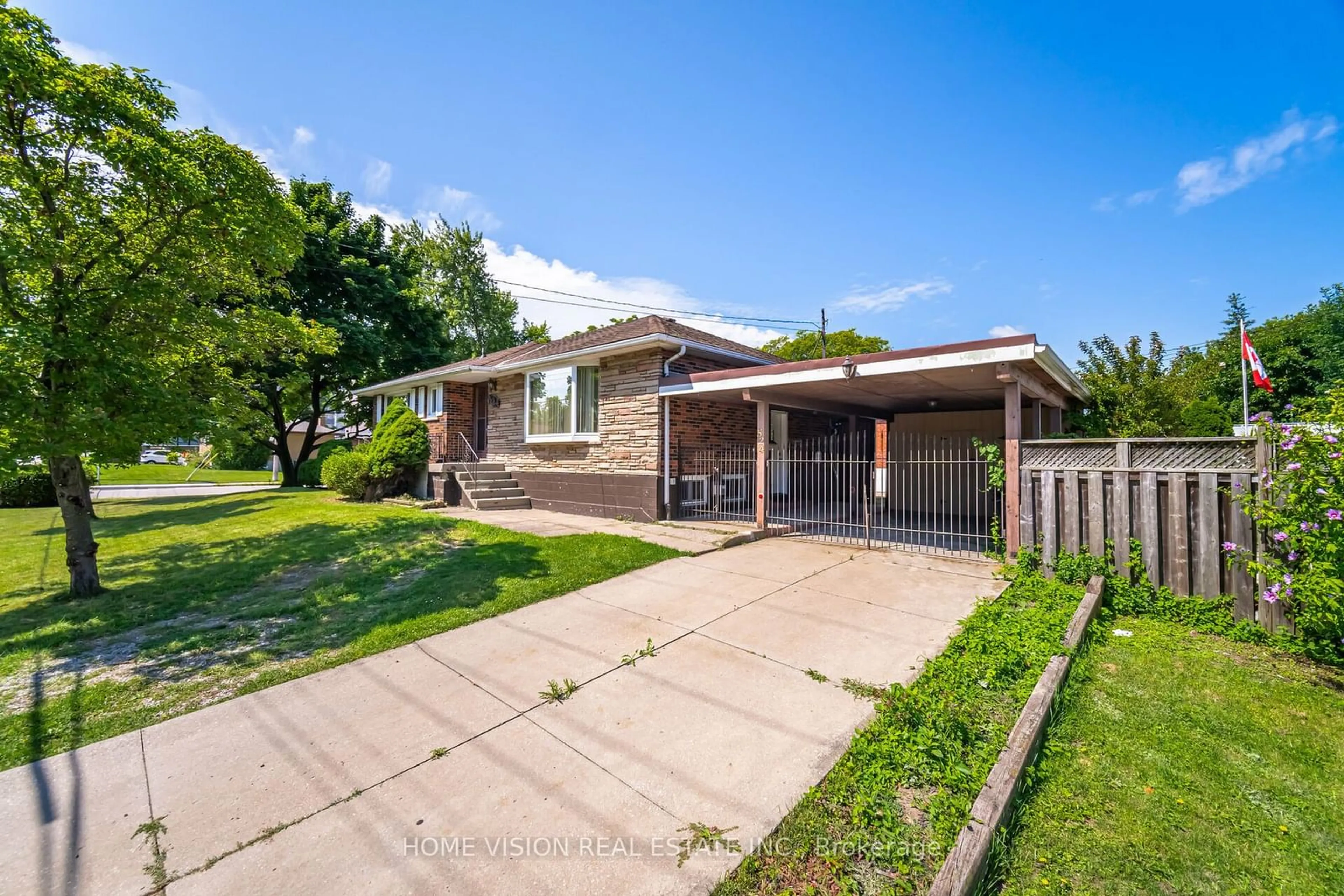 Frontside or backside of a home, the street view for 524 East 16th St, Hamilton Ontario L9A 4L1